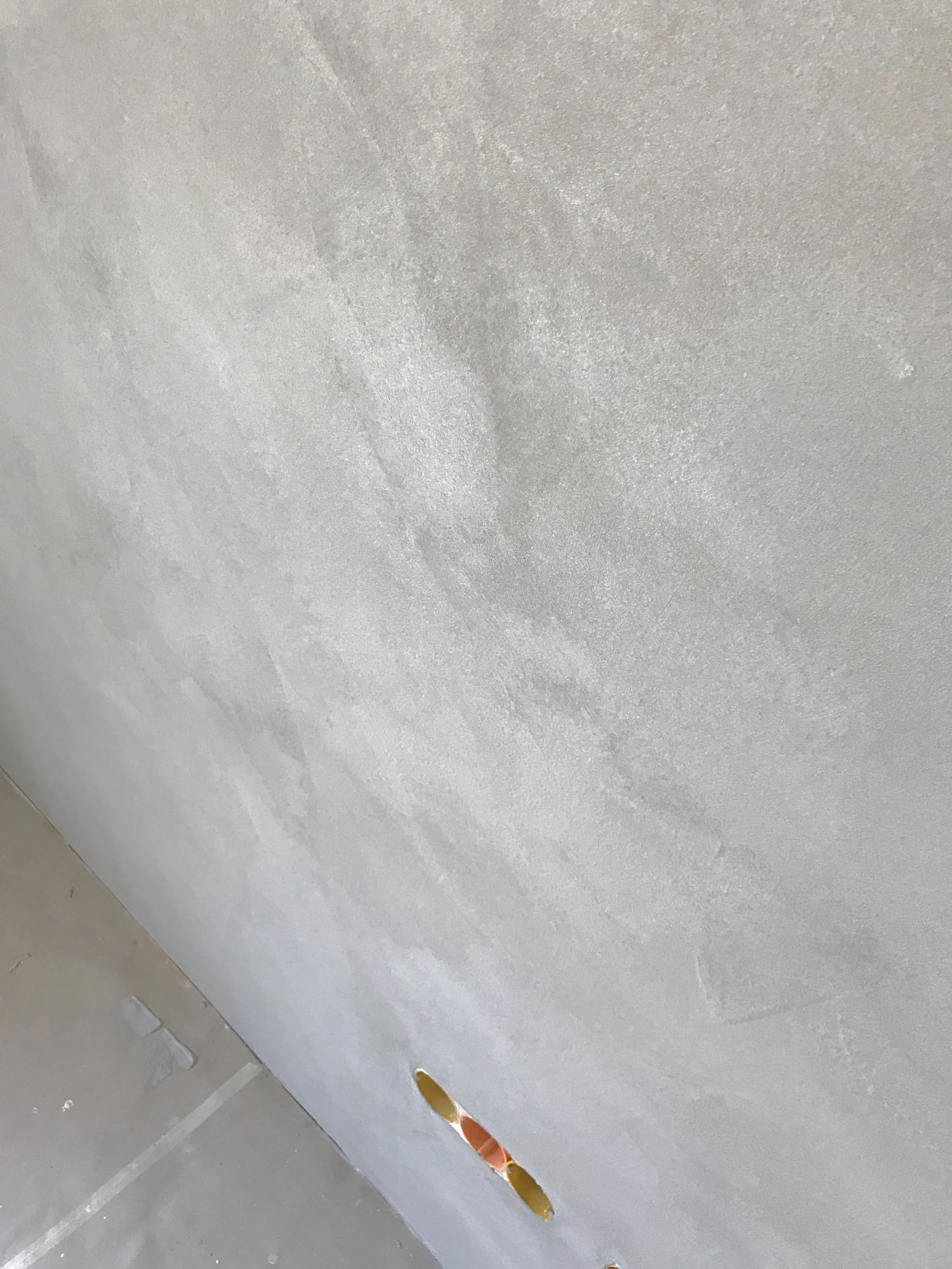 Nahaufnahme einer fugenlosen Wandgestaltung im Wohnzimmer