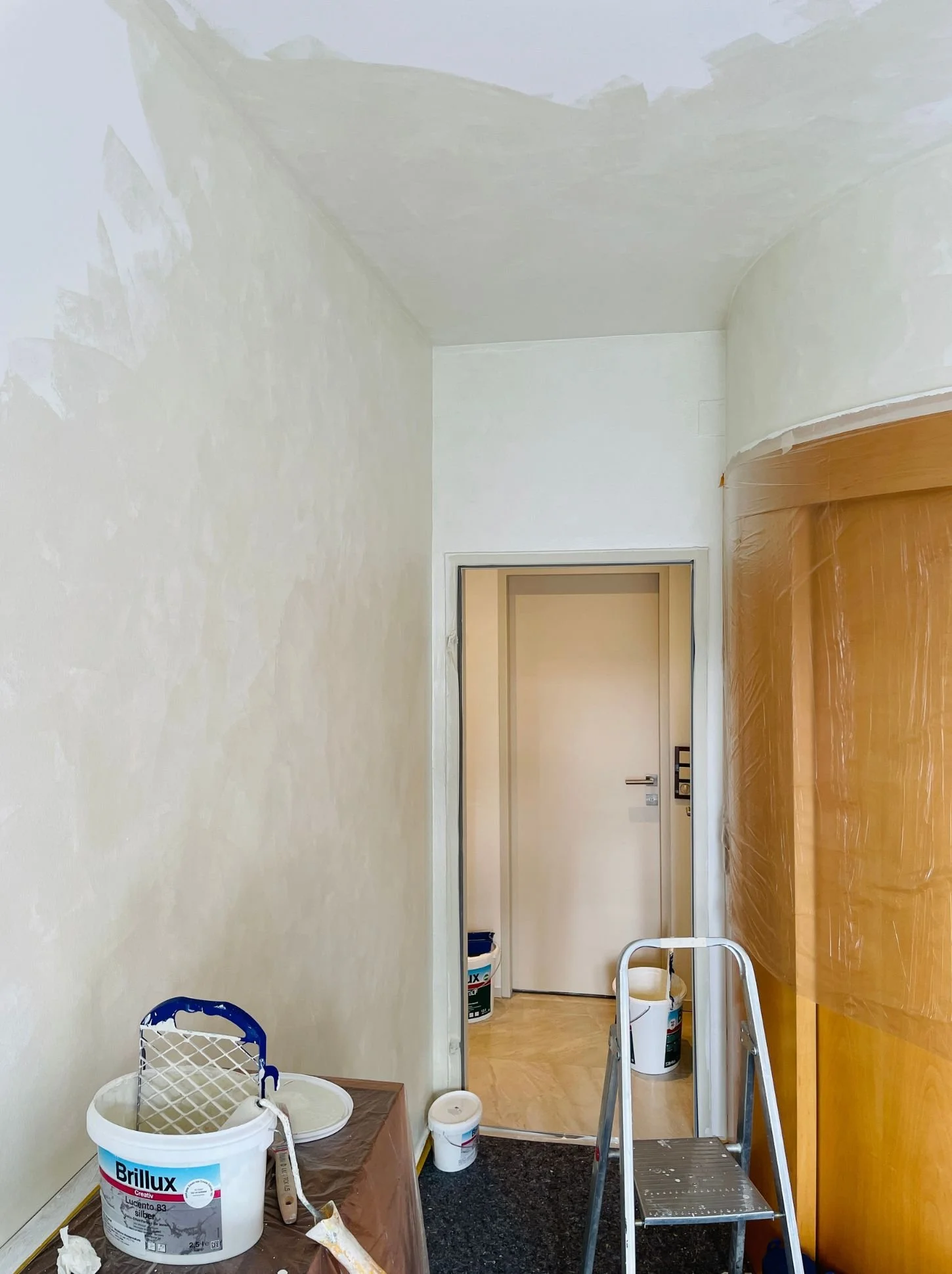 Vorher-Nachher einer Wandgestaltung mit Kreativtechnik in Beige mit Metallic-Effekt für mehr Atmosphäre und Charakter im Wohnraum