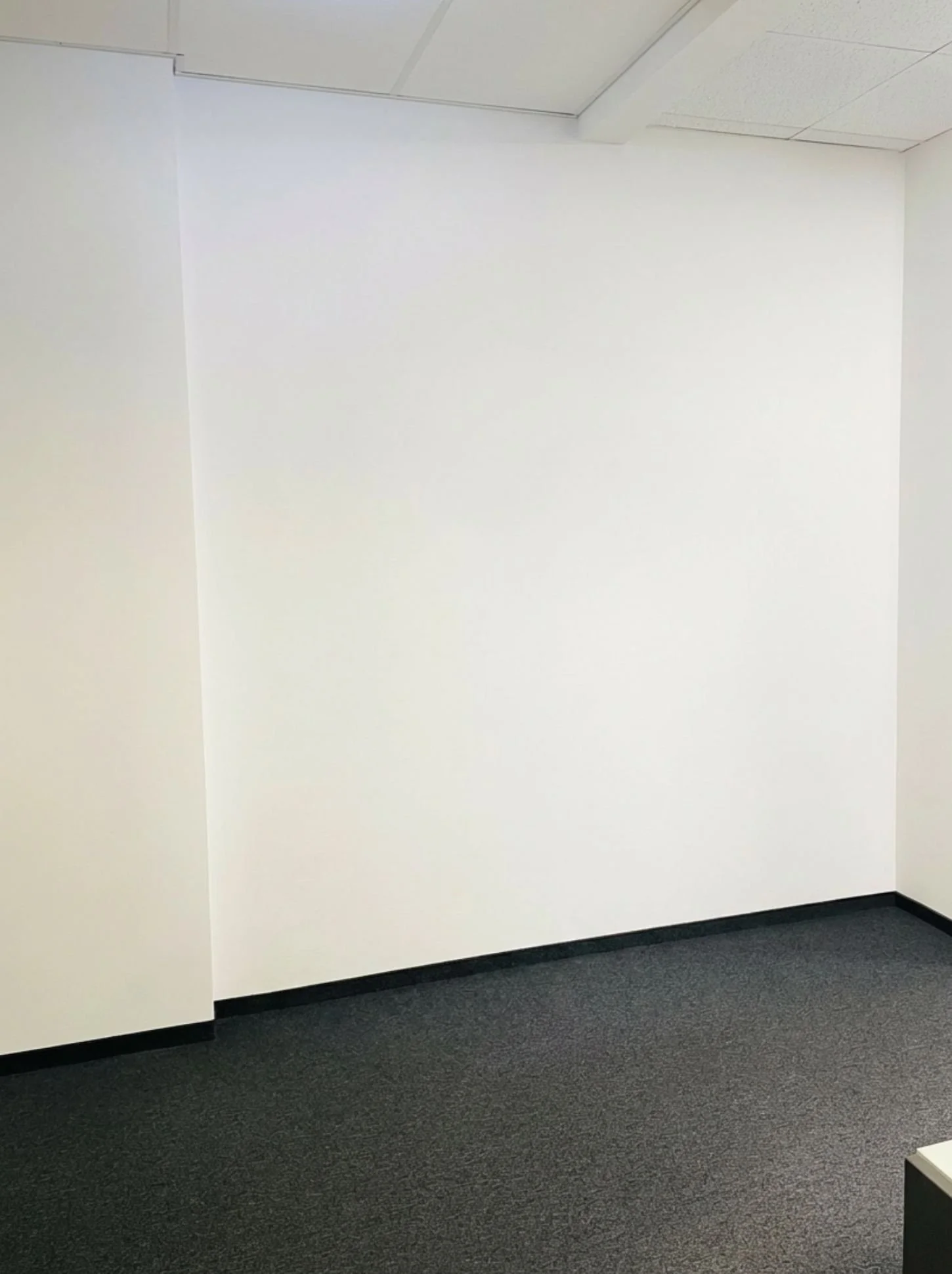 Vorher-Nachher einer Büro-Nische im Eingangsbereich, farblich passend zur Kommode gestrichen für einen stimmigen und einladenderen Empfangsbereich
