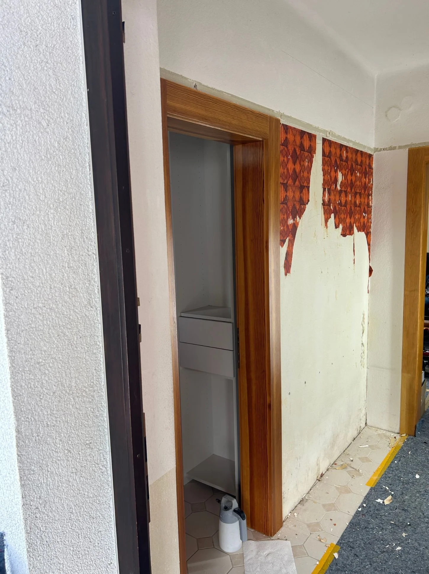 Flur im Umbau mit geöffneter Wand, vorbereitenden Arbeiten und entkernter Fläche für eine neue Garderobenlösung