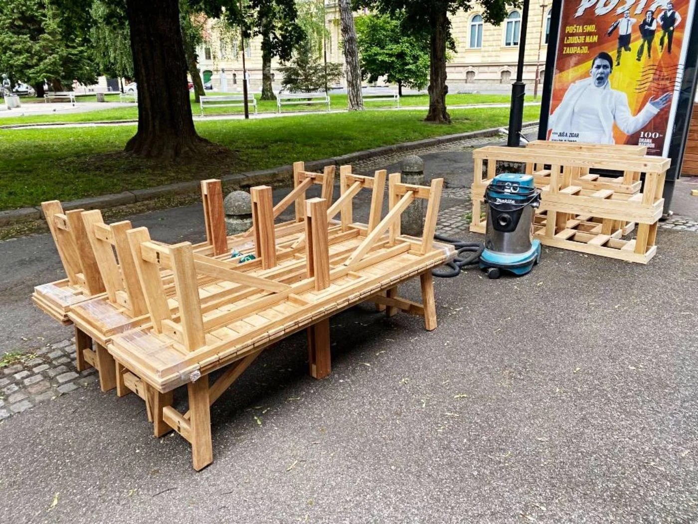 Maßgefertigte Holzbank-Elemente und Terrassenmöbel beim Aufbau eines modernen Gastgartens in Maribor - hochwertige Sonderanfertigung für einen stilvoll gestalteten Restaurant-Außenbereich mit natürlicher Holzoptik