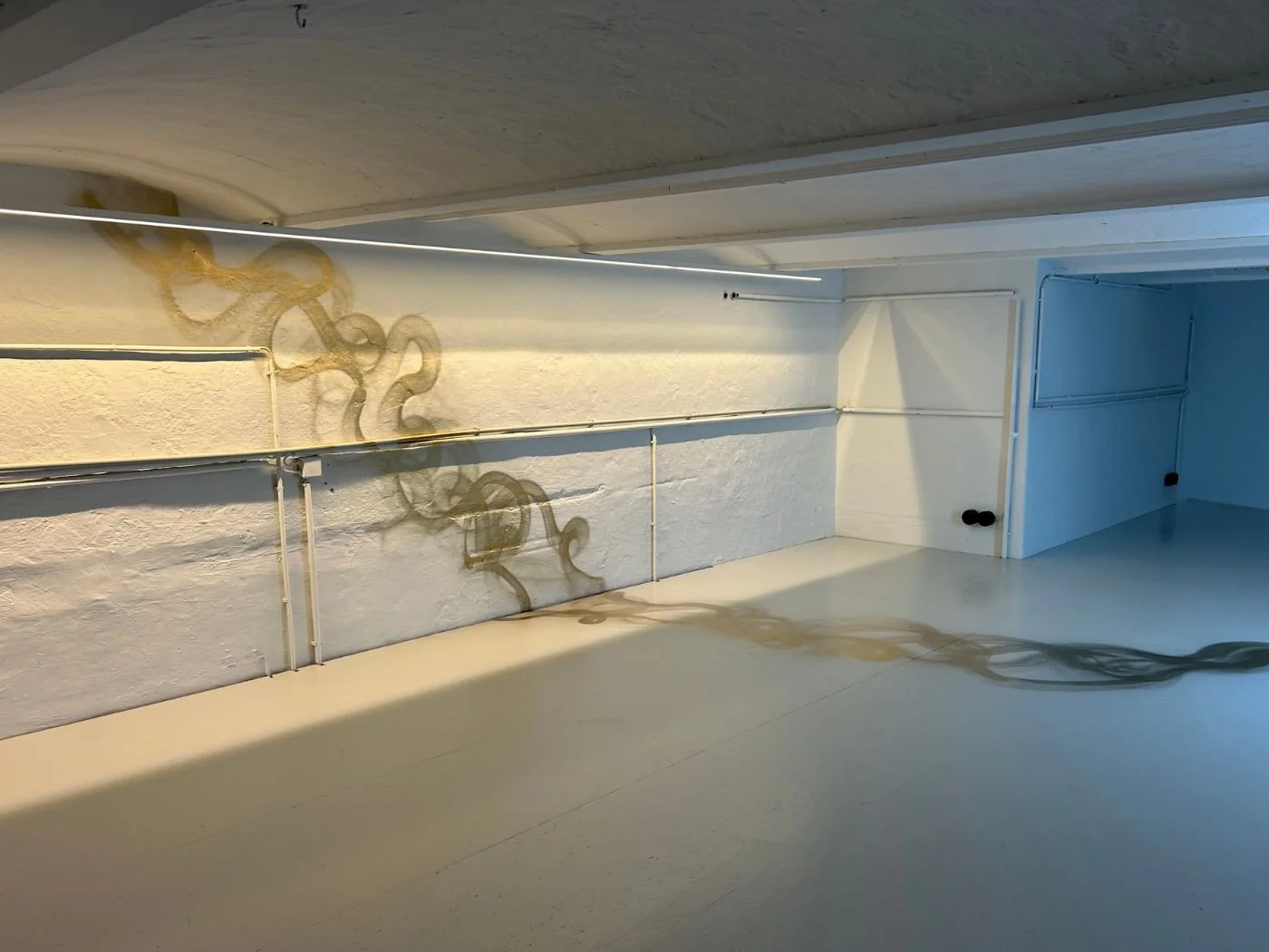 Fugenloser grauer Boden mit kunstvollen goldfarbenen Akzenten