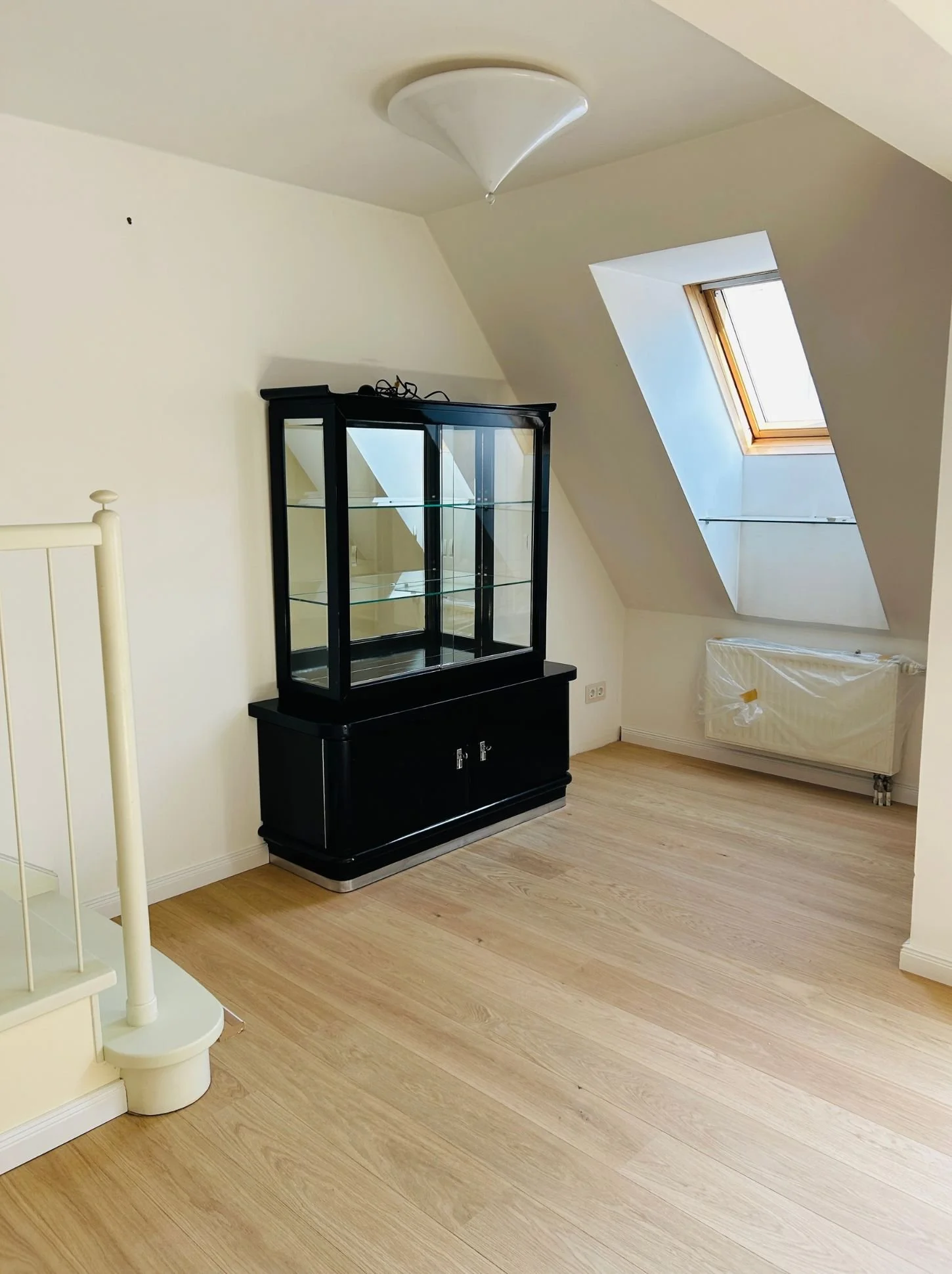 Dachgeschosszimmer mit neu verlegtem Parkettboden