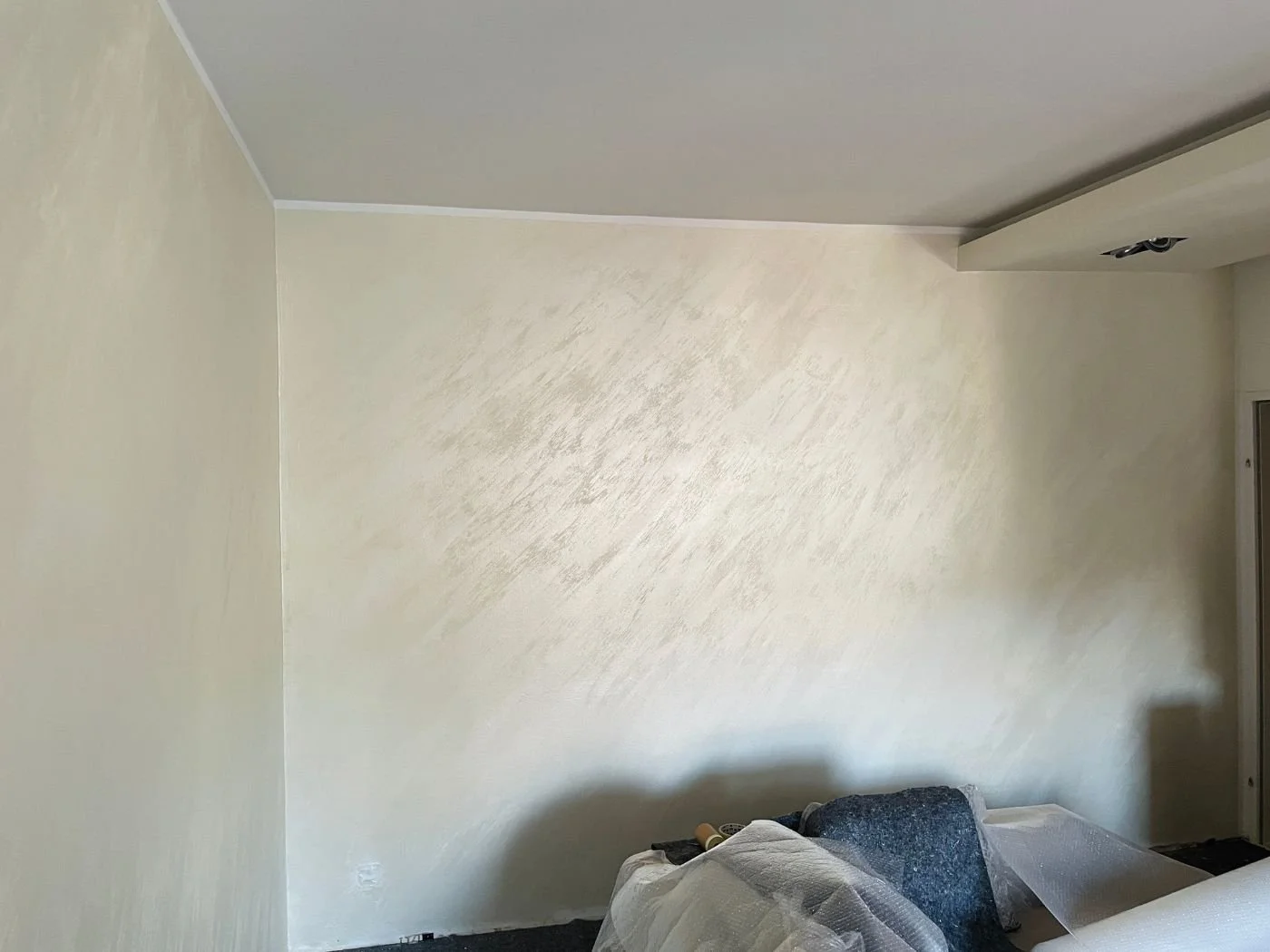 Helle fugenlose Wandgestaltung mit lebendiger Spachtelstruktur