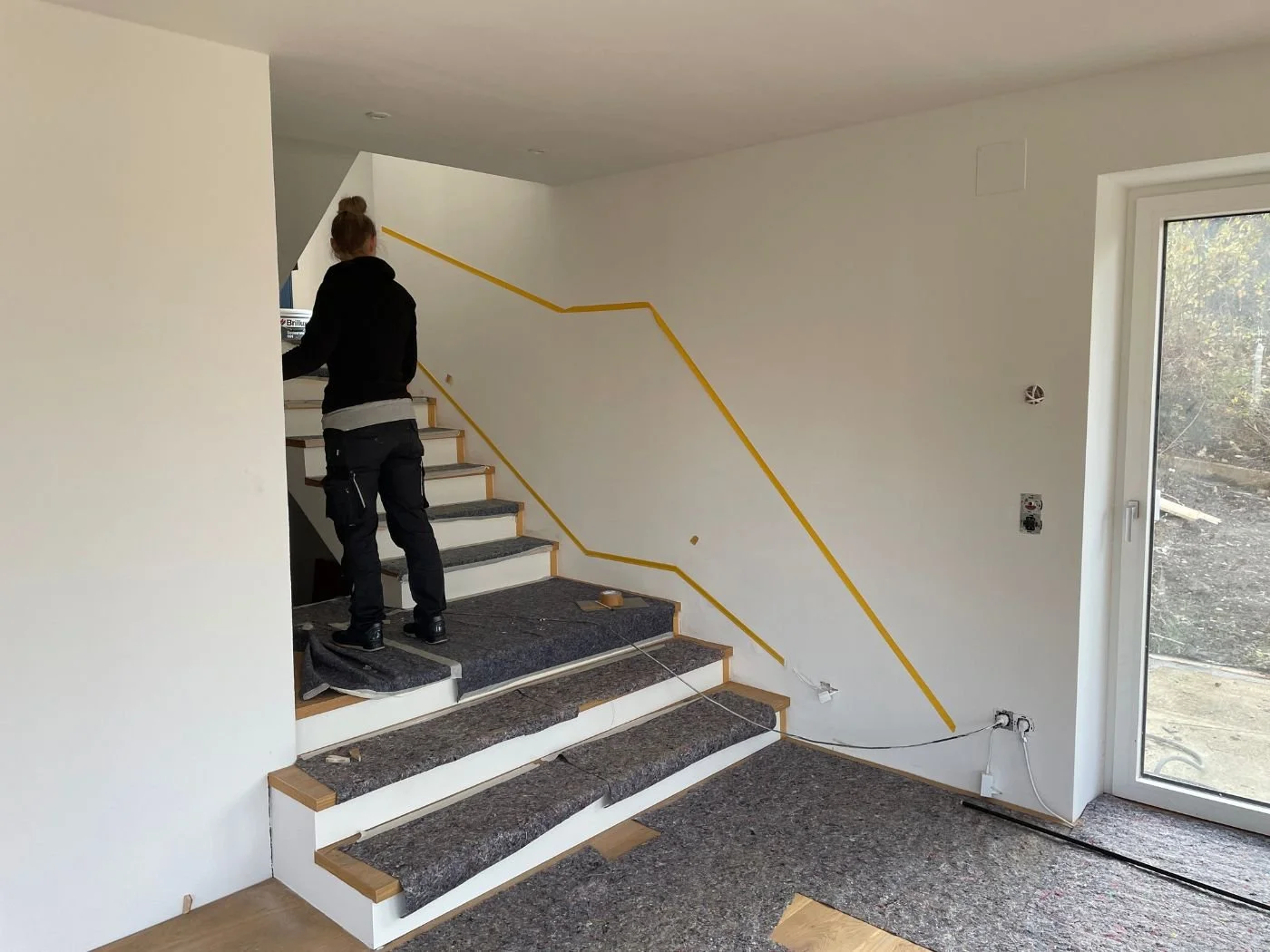 Treppenbereich während des Umbaus mit vorbereiteter Stiege, moderner Linienführung und geplanter LED-Stufenbeleuchtung für eine hochwertige Wohnraumgestaltung