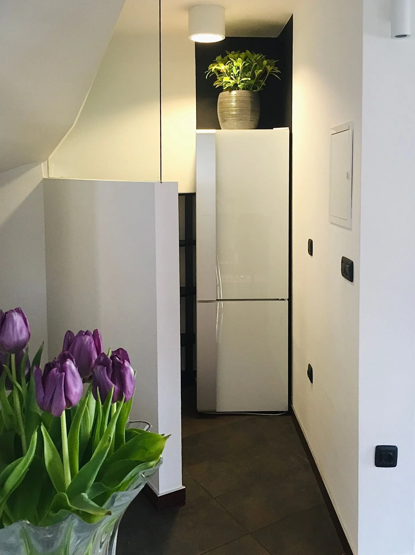 Schmale Speisekammer mit Dachschräge und maßgefertigtem Einbauschrank als Stauraumlösung - Innenausbau und Stauraumplanung
