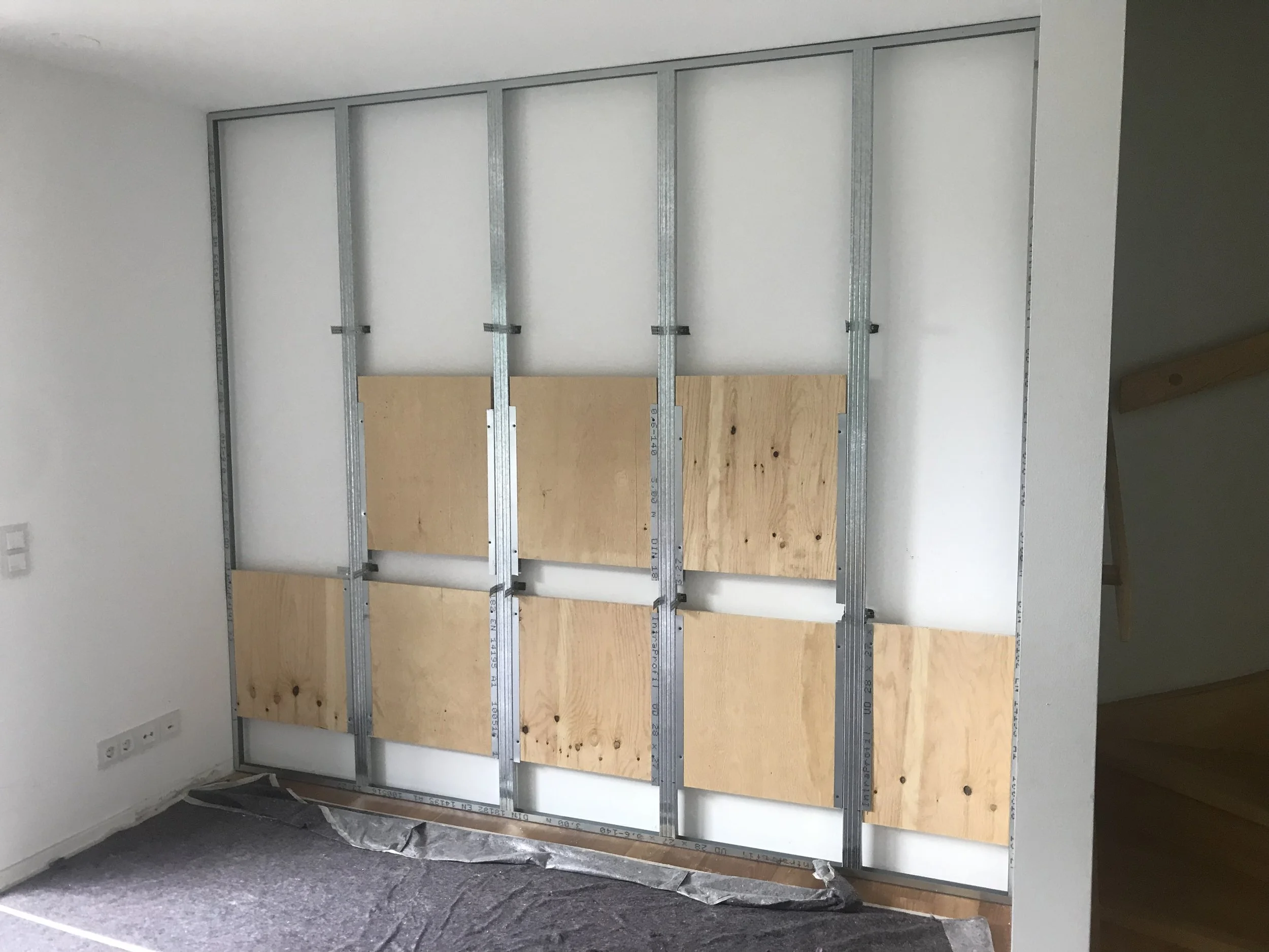 Trockenbau: Ständerwand aus Metallprofilen mit Holzbeplankung (Wandaufbau) - Innenausbau und Renovierung, Paddy Artist Raumausstattung und Interior Design, Wien, Österreich