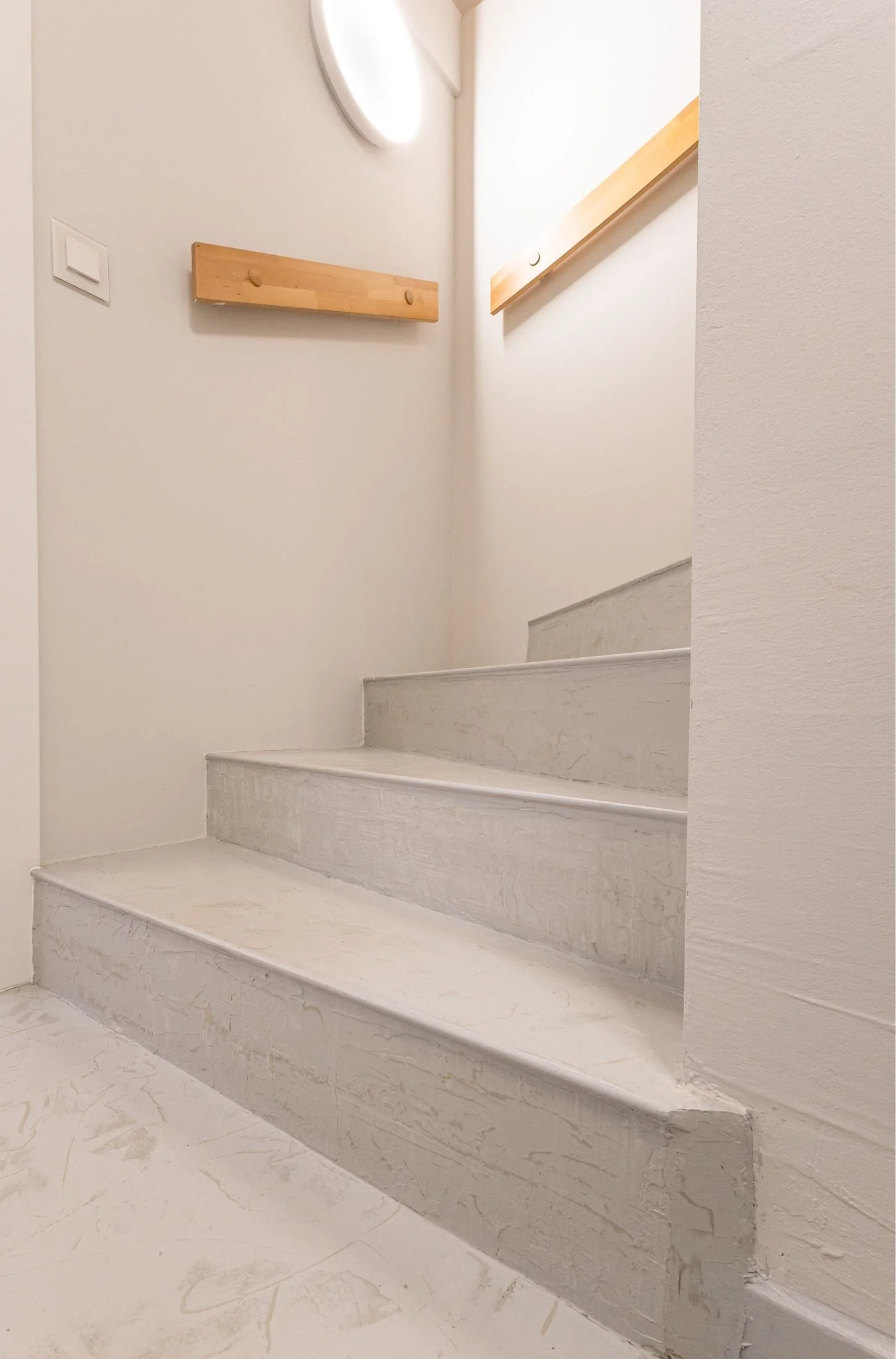 Fugenlose hellgraue Treppe in einem modernisierten Innenbereich
