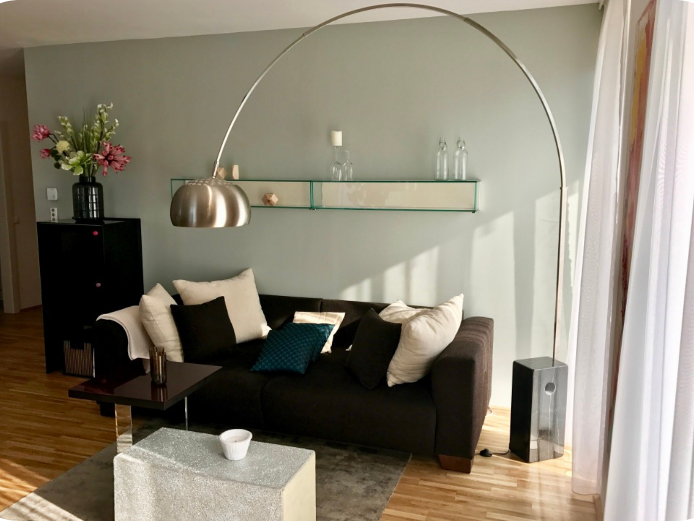 Nachher-Bild eines Wohnzimmers mit neuer Wandfarbe, stimmiger Möblierung und harmonischer Innenraumgestaltung nach dem Makeover