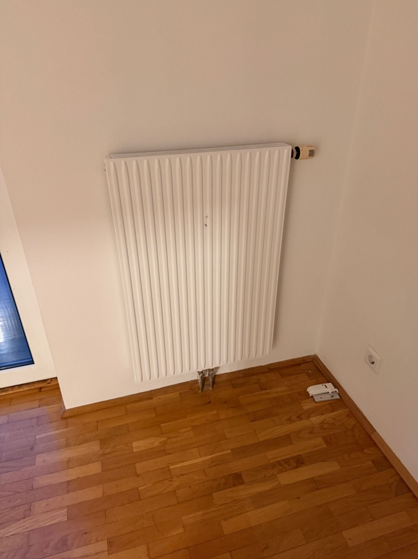 Mini-Makeover mit neu angepasstem Heizkörper unter der Dachschräge zur besseren Integration in den Wohnraum