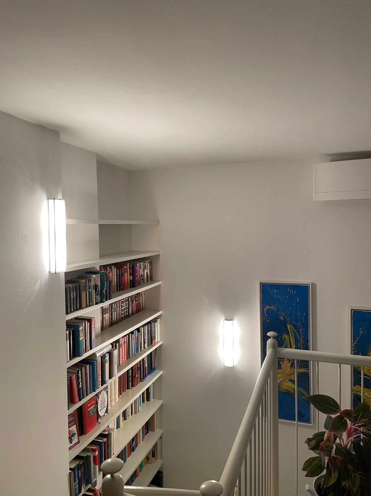 Saniertes Treppenhaus nach Wasserschaden mit sauber wiederhergestellten Wand- und Deckenflächen im Wohnraum