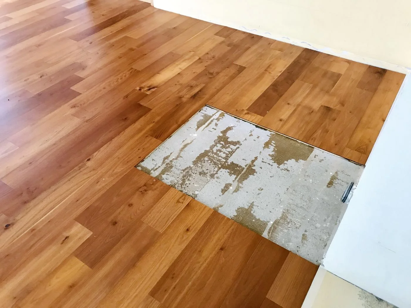 Ausschnitt im bestehenden Parkett für eine Ofen-Glasplatte mit sauber eingepasster Lösung im Holzboden