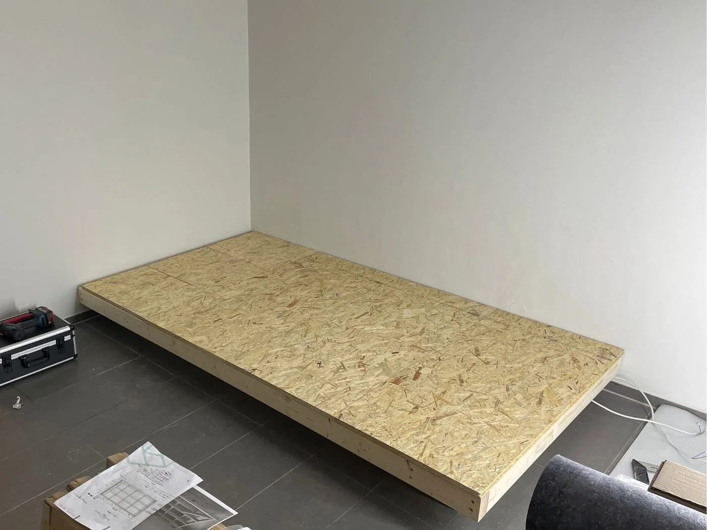Sitzgarnitur-Podest als Maßanfertigung: Holz-Unterkonstruktion auf der Baustelle während einer Sanierung