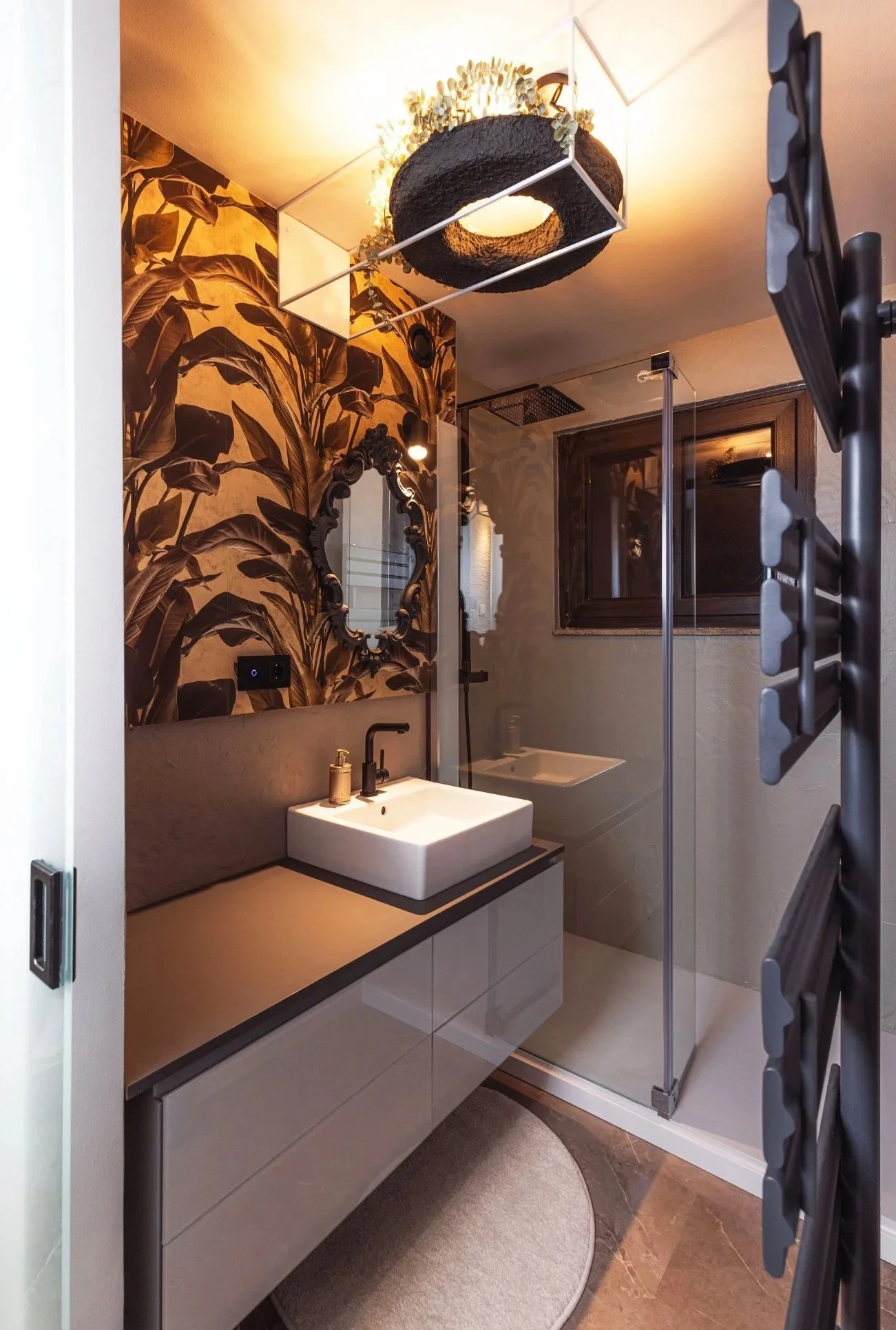 Kompaktes Badezimmer mit Aufsatzwaschbecken, dunkler Blumentapete und Dusche