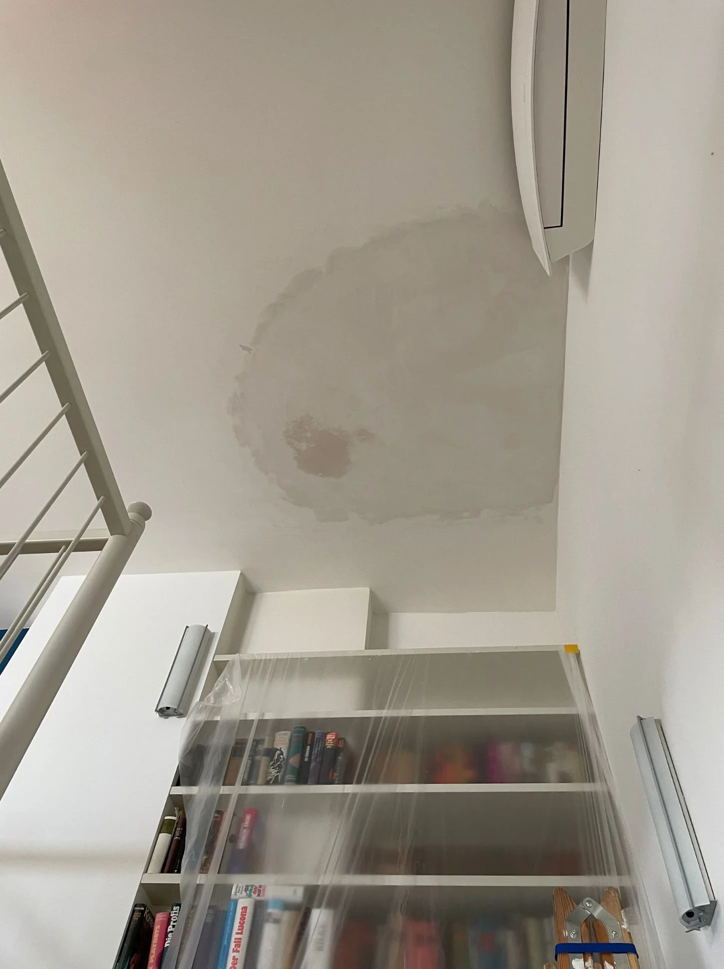 Detailansicht eines Wasserschadens an der Decke vor Reparatur, Spachtelung und Wiederherstellung der Oberfläche