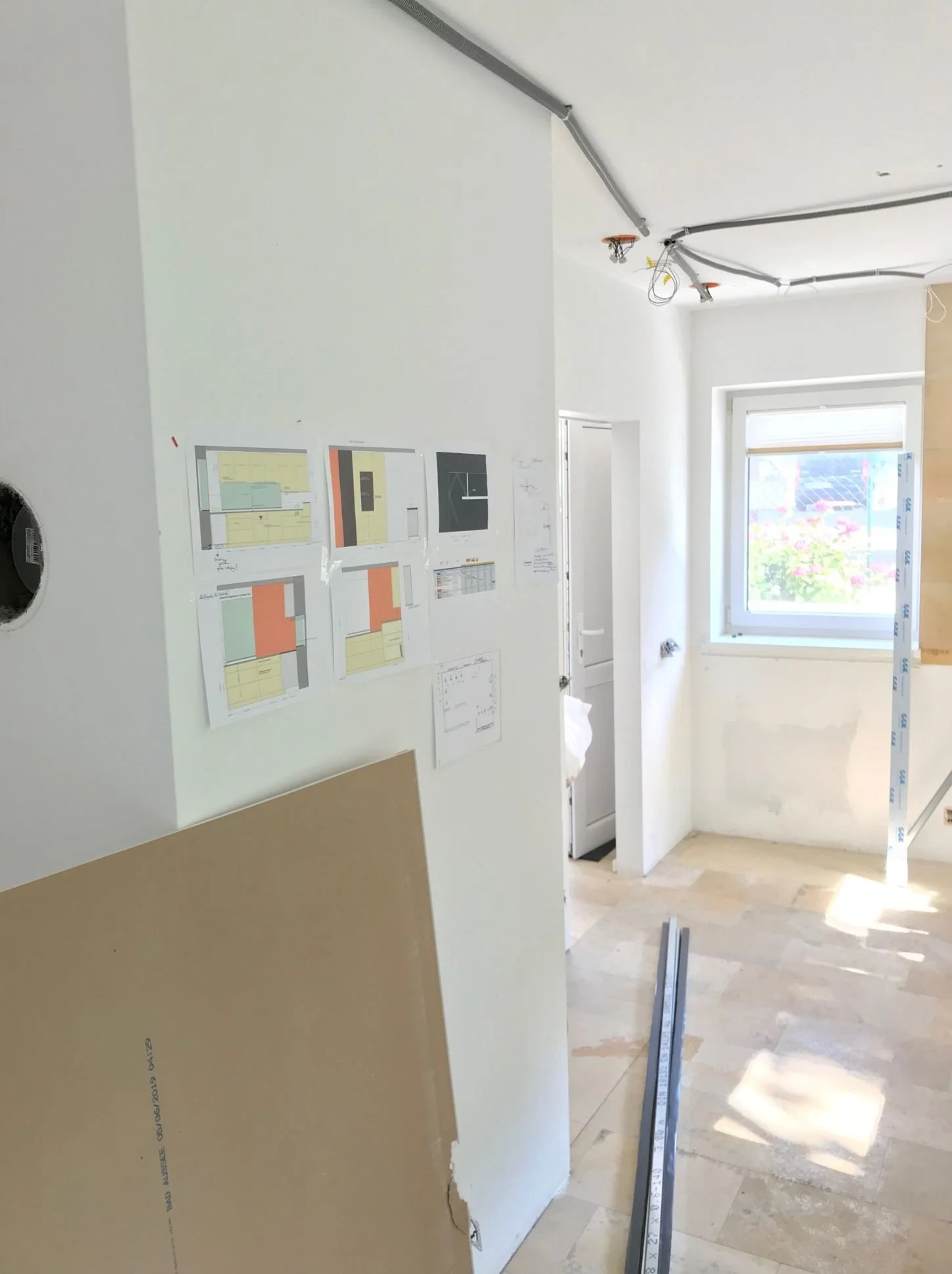 Innenausbau und Renovierung für eine moderne, hochwertige Einbauküche von Paddy Artist Design GmbH koordiniert und umgesetzt