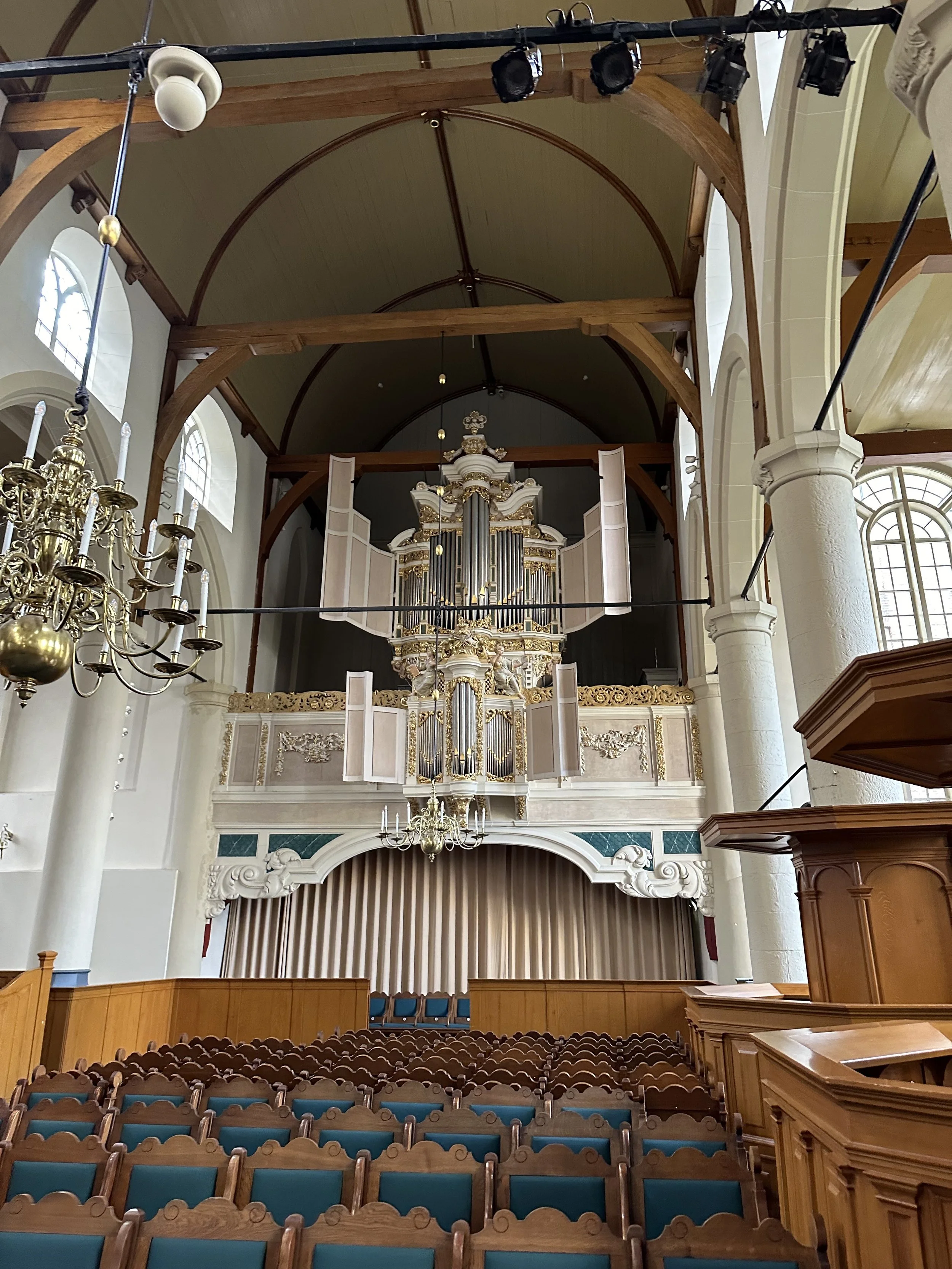 Blick auf die Orgel in der de Vaalse Kerk Amsterdam