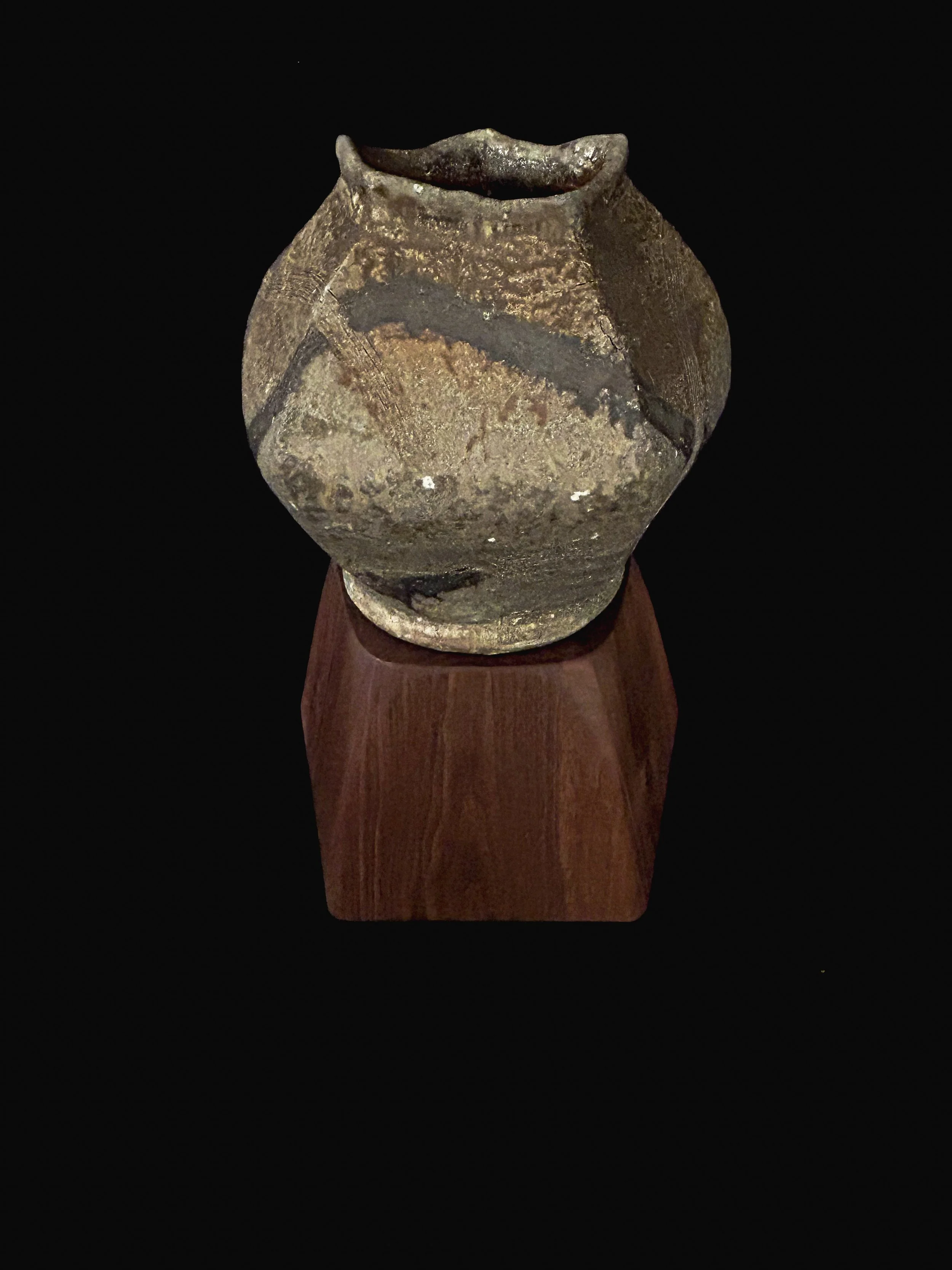 PENTAJAR - Stoneware wood-fired, unglazed. Black walnut wooden pentagonal plinth