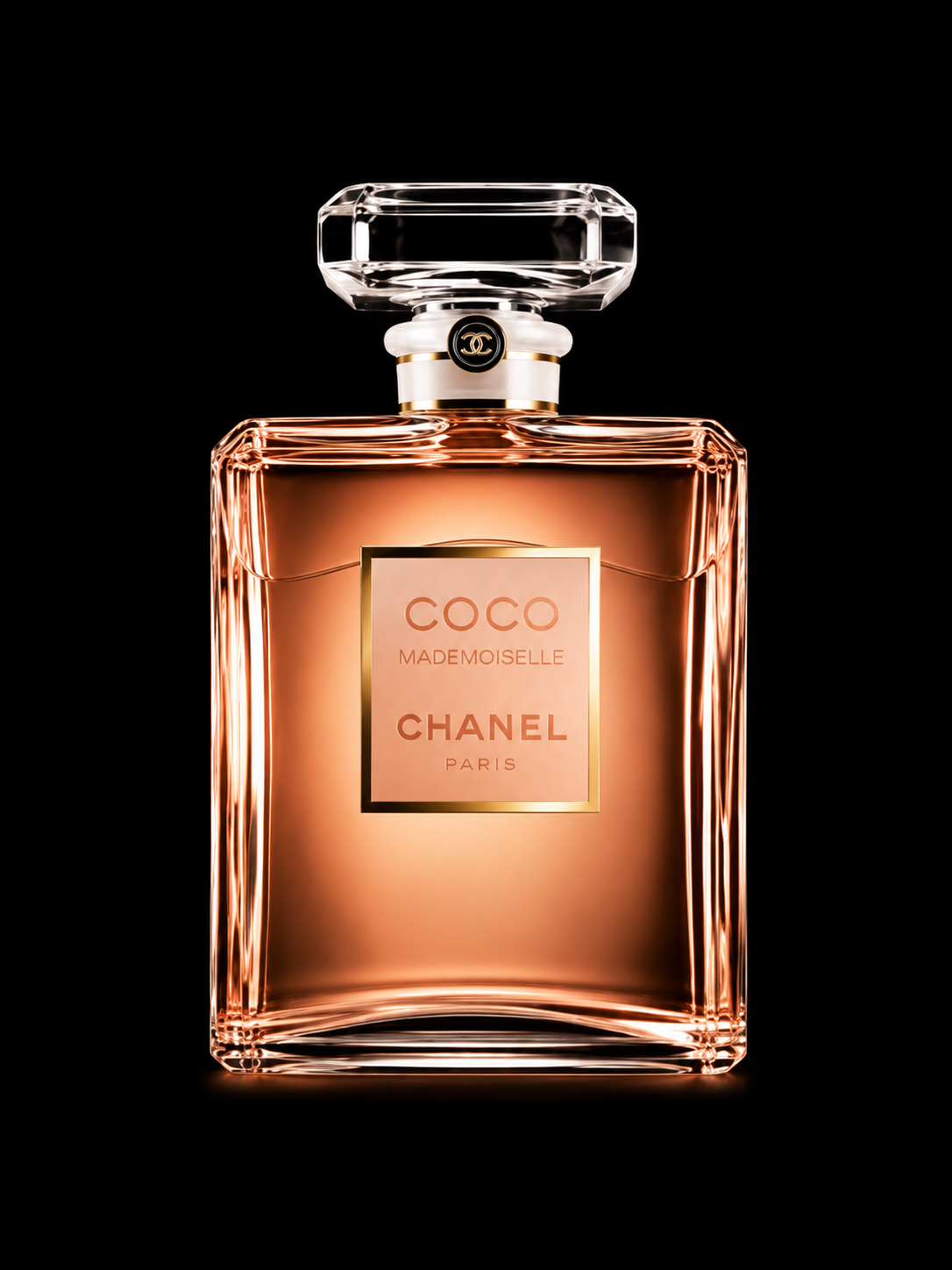 Une bouteille de parfum Chanel Coco Mademoiselle avec un fond noir.