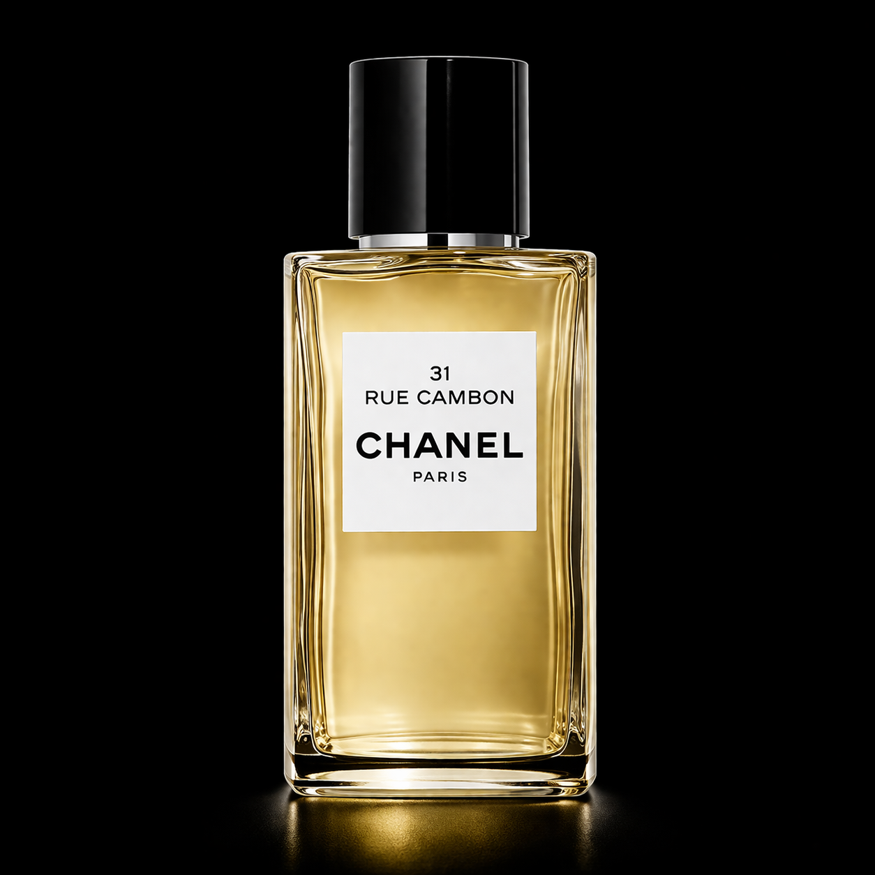 Une bouteille de parfum Chanel avec un fond noir.