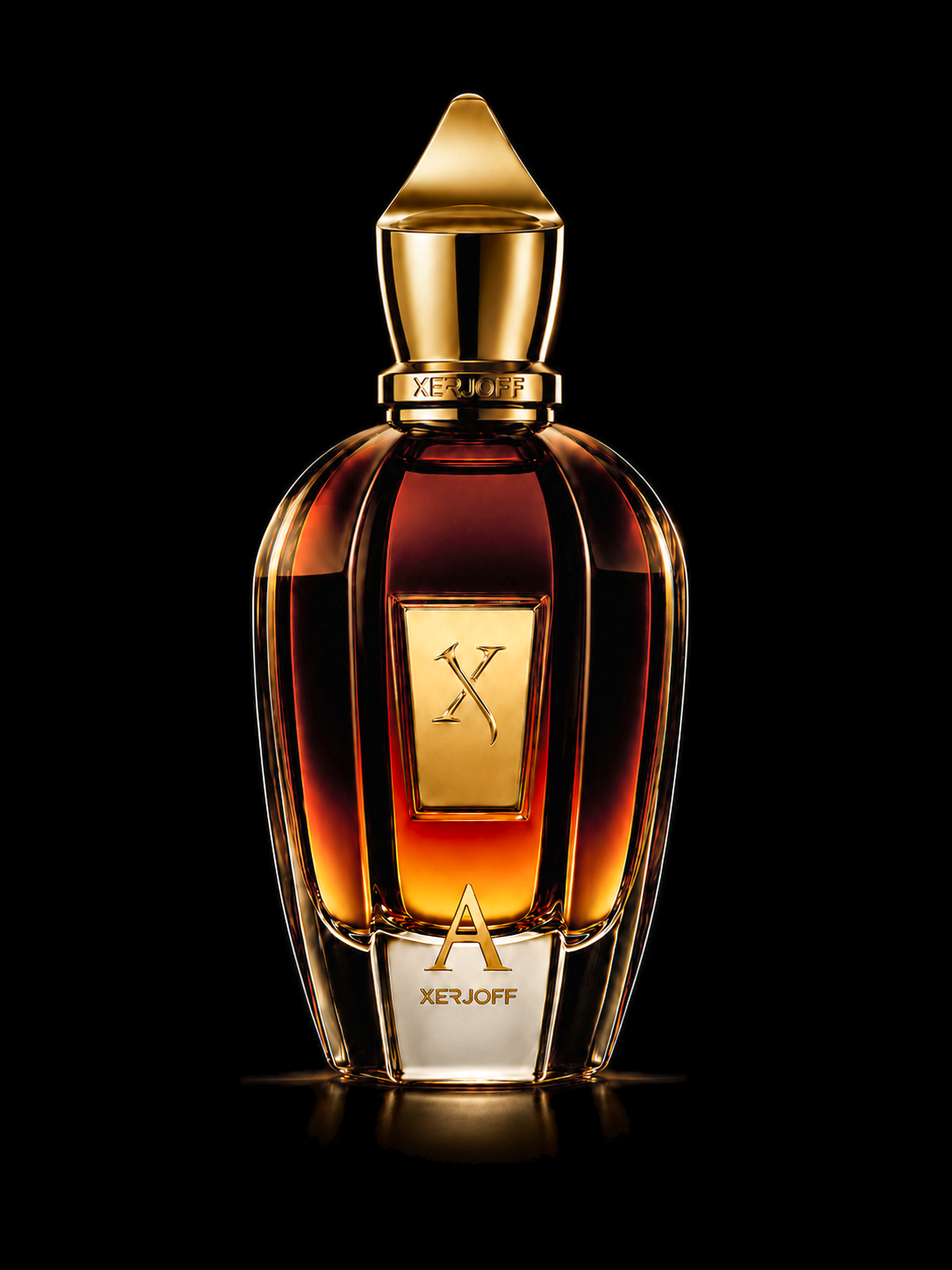 Flacon de parfum de la marque Xerjoff, en forme de pièce sculptée avec des éléments en or et un fond noir