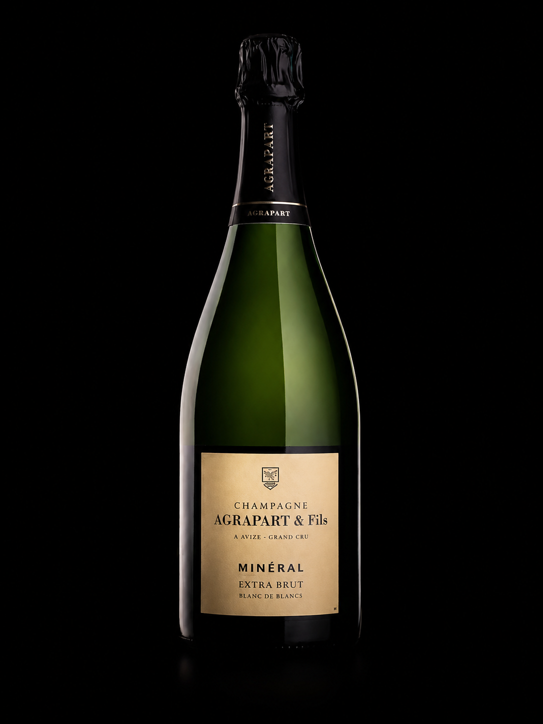 Bouteille de champagne Agrapart & Fils, Minéral Extra Brut, blanc de blancs, présentée contre un fond noir.