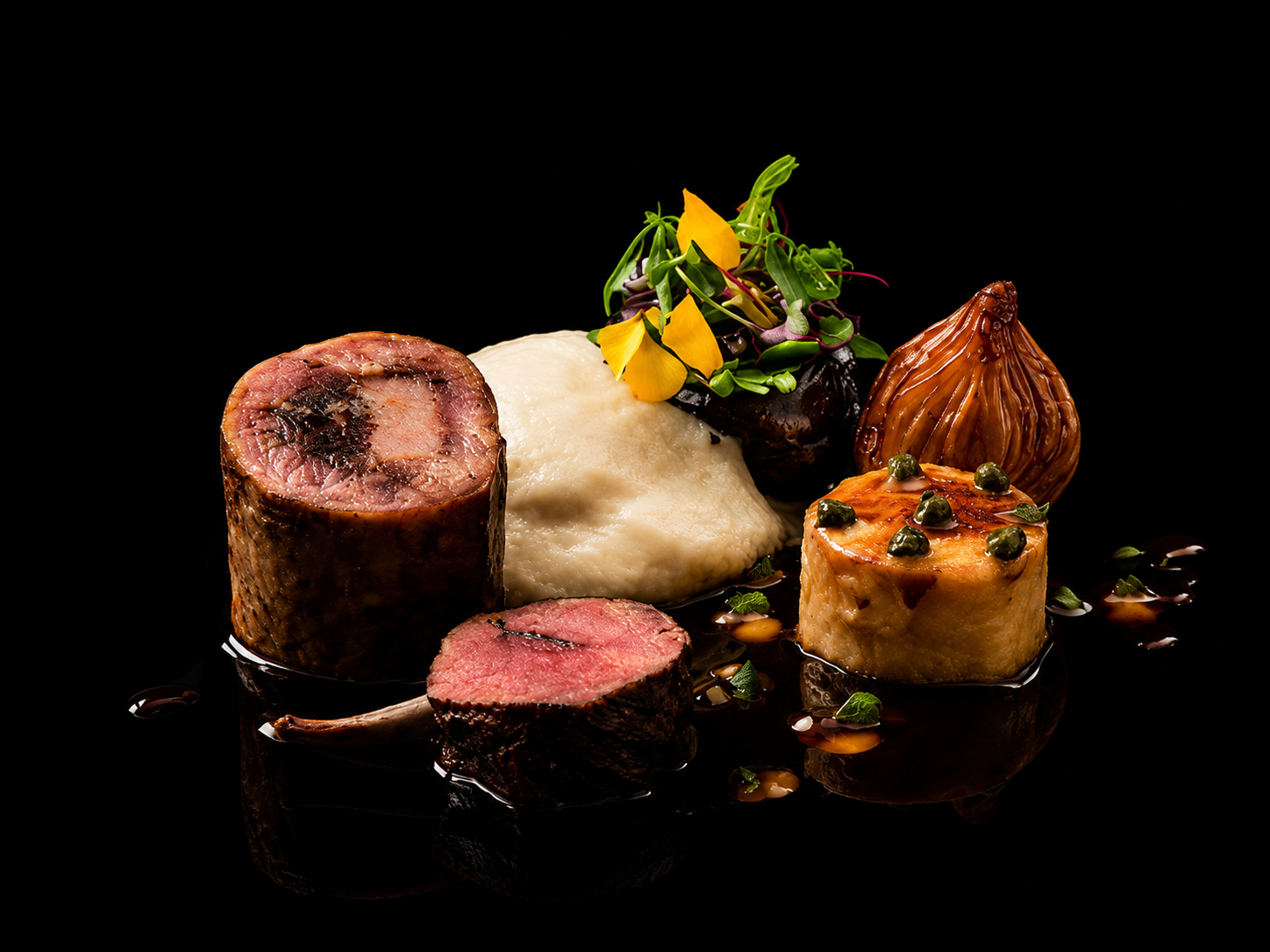 Assiette raffinée avec un filet de viande enroulé dans la couche extérieure, accompagnée d'une purée lisse, d'un mélange de légumes, d'une petite salade et de sauces décoratives, présentation élégante sur fond noir.