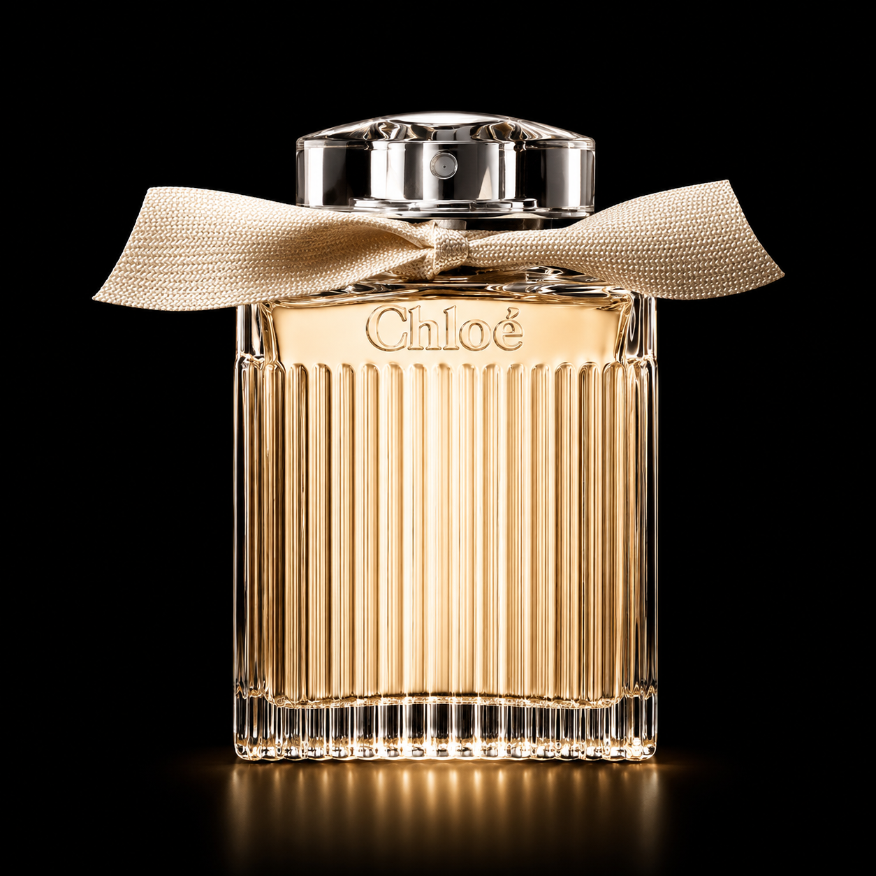 Flacon de parfum Chloe avec un ruban beige autour du cou, fond noir.