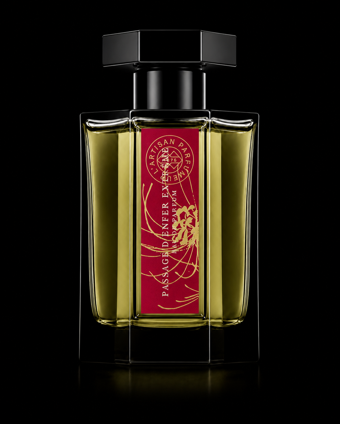 Flacon de parfum avec étiquette rouge ornementée d'une branche florale dorée, sur fond noir.