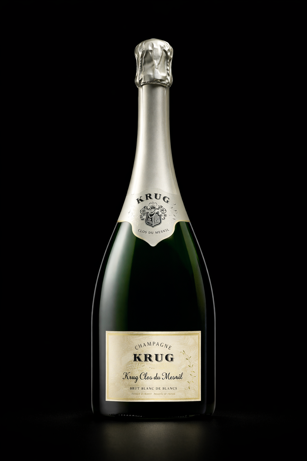 Bouteille de champagne Krug Clos du Mesnil, emballée en argent, sur fond noir.