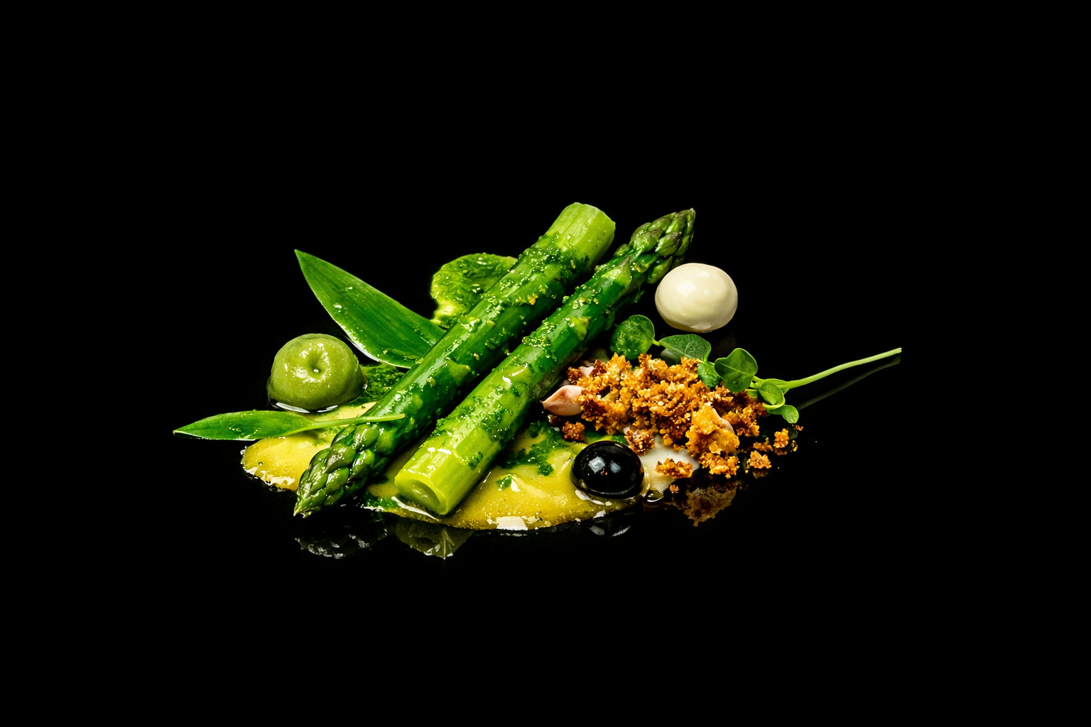 Assiette de légumes verts, asperges, petits pois, et herbes, avec des olives noires et vertes, présentée sur un fond noir