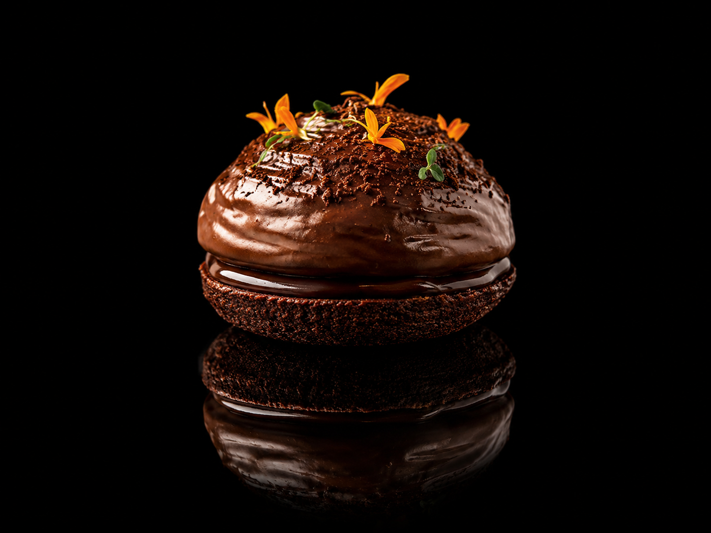 Dessert au chocolat avec décoration de fleurs et de feuilles, présenté sur un fond noir