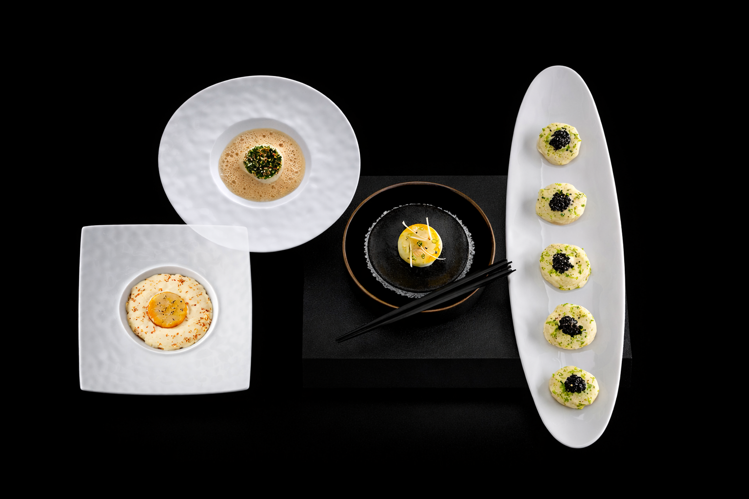 Assortiment de plats japonais avec des œufs de caille, sur des assiettes blanches élégantes, avec fond noir.