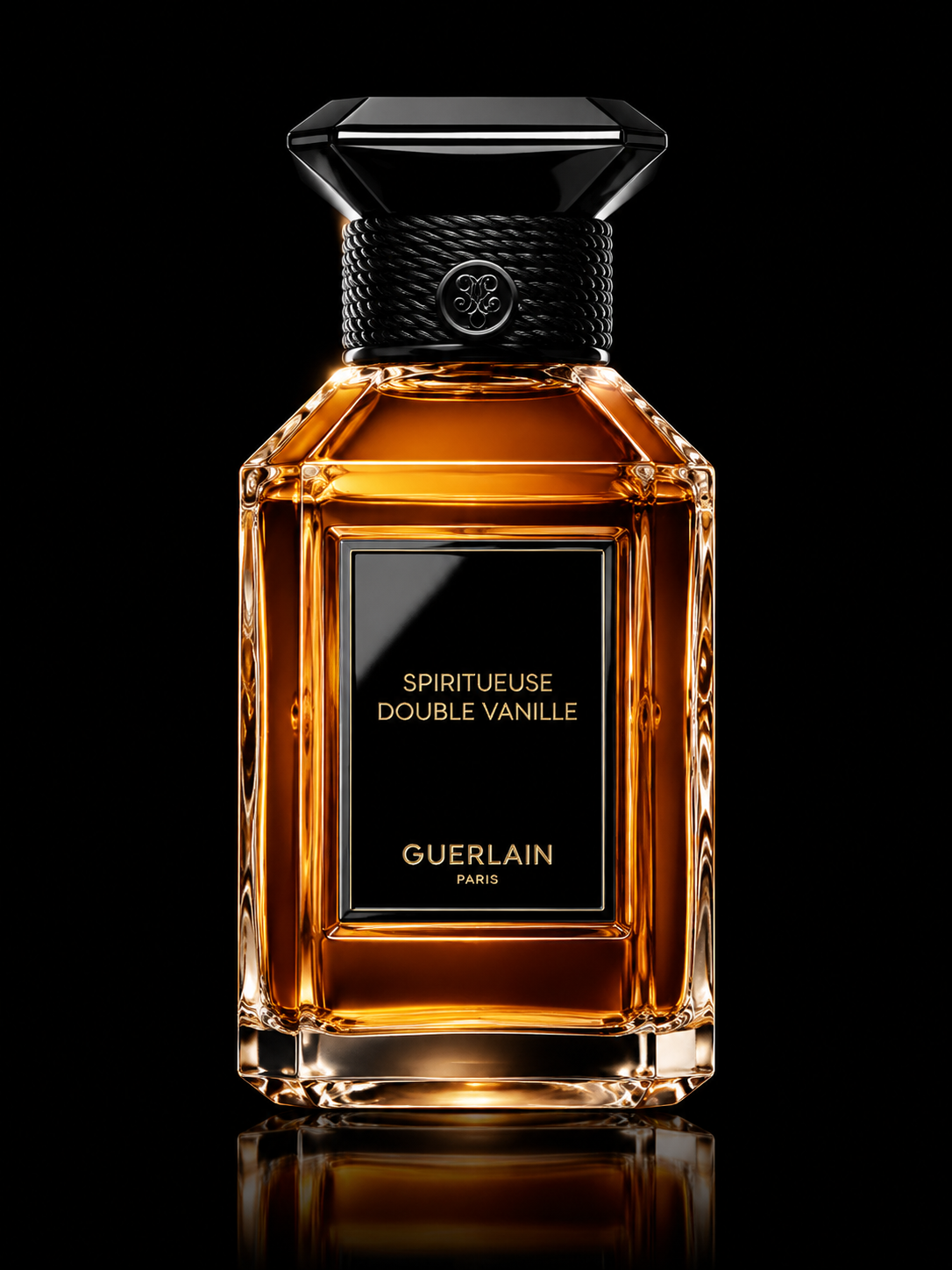Flacon de parfum Guerlain Spiritueuse Double Vanille avec un design en verre rectangulaire, bouchon noir, étiquette noire avec texte doré, contenu orange doré, sur fond noir.