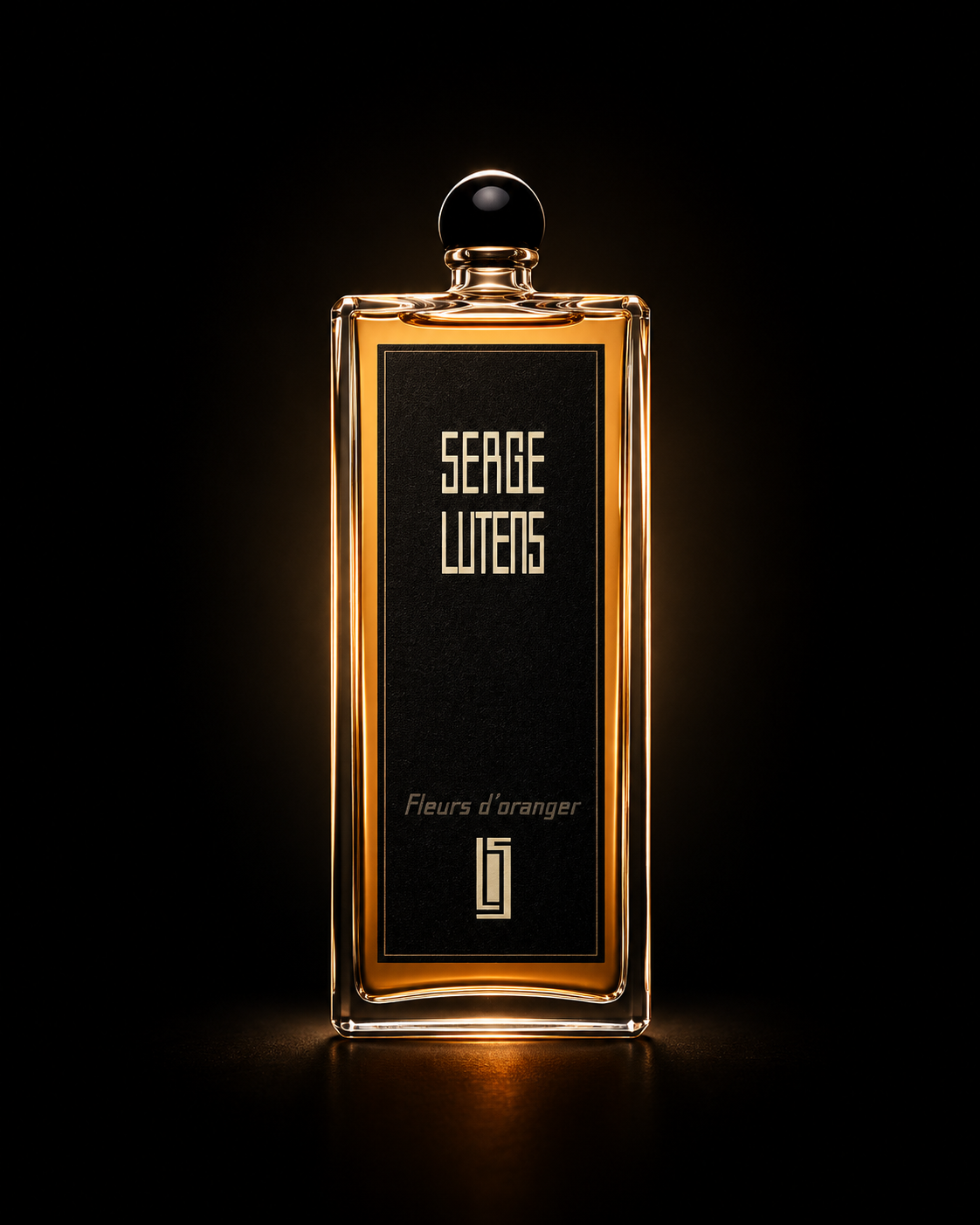 Une bouteille de parfum de couleur ambrée avec un étiquette noire portant le texte "SERGE LUTENS", "Fleurs d'orange" et un logo en bas. La bouteille a un bouchon rond noir et est éclairée de manière à briller sur un fond noir.