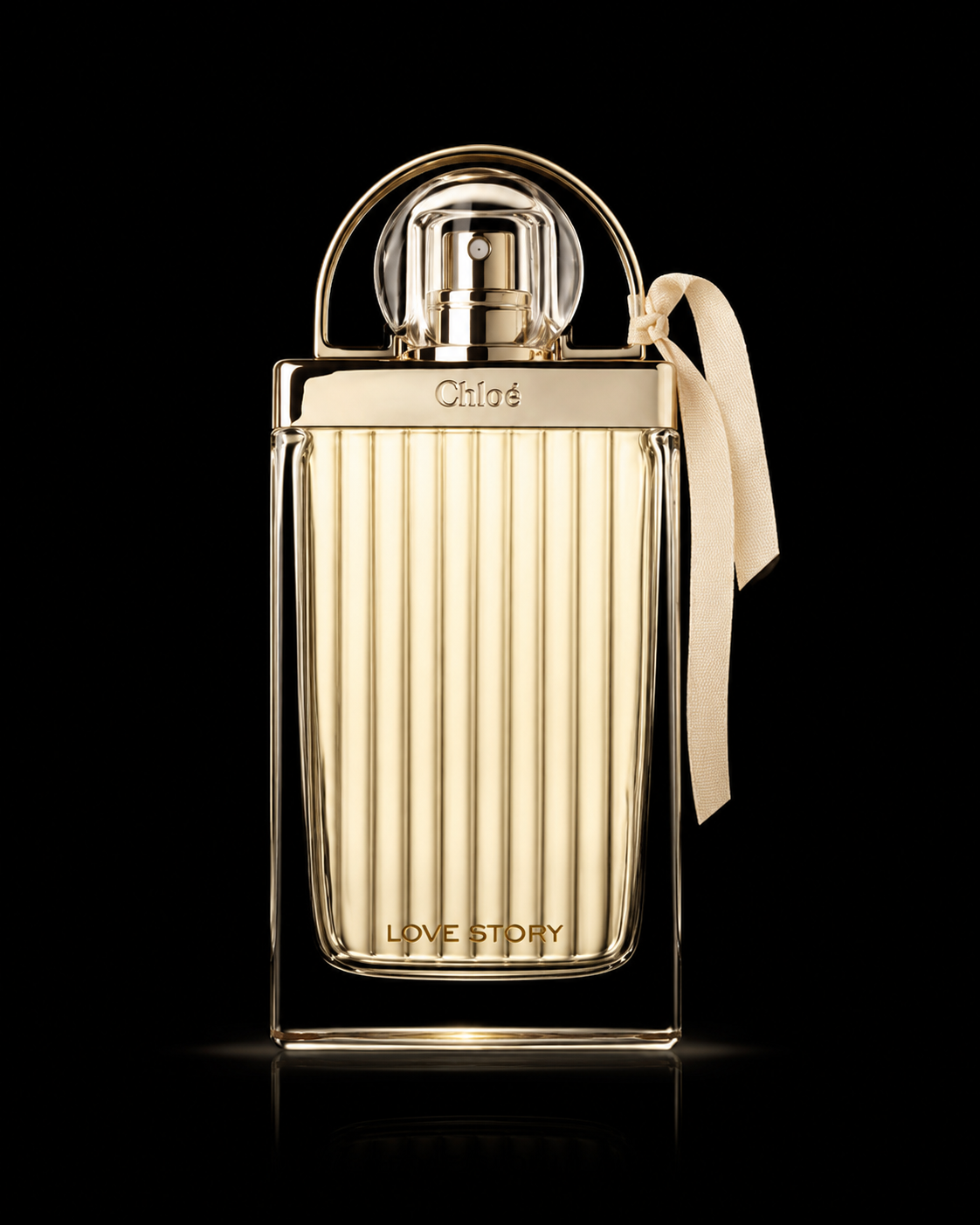 Un flacon de parfum doré et transparent avec la marque 'Chloé' et le nom 'Love Story' sur un fond noir.