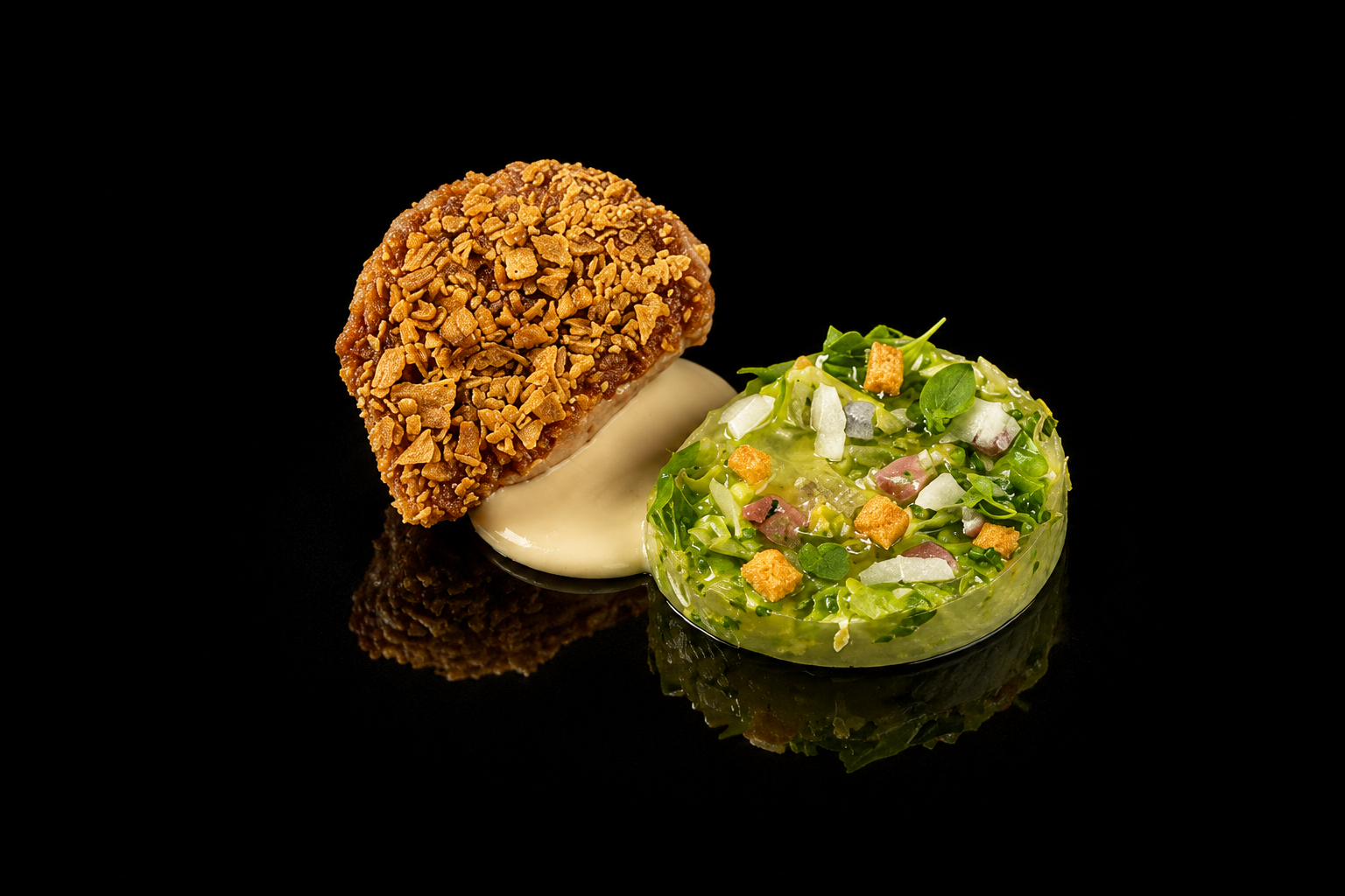 Gourmet amuse-bouche avec un œuf enrobé d'une coque croustillante, accompagnée d'une salade verte dans un bol en verre sur fond noir.
