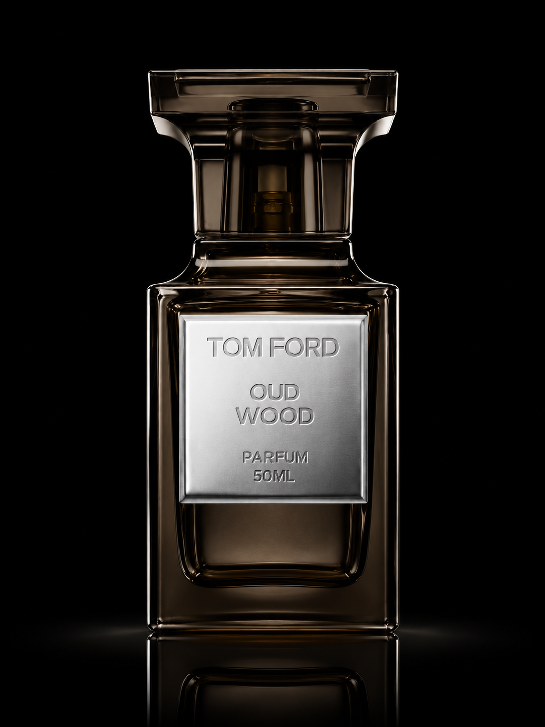 Flacon de parfum Tom Ford Oud Wood, en verre, avec une étiquette argentée portant le nom du parfum, 50 ml de volume, fond noir.