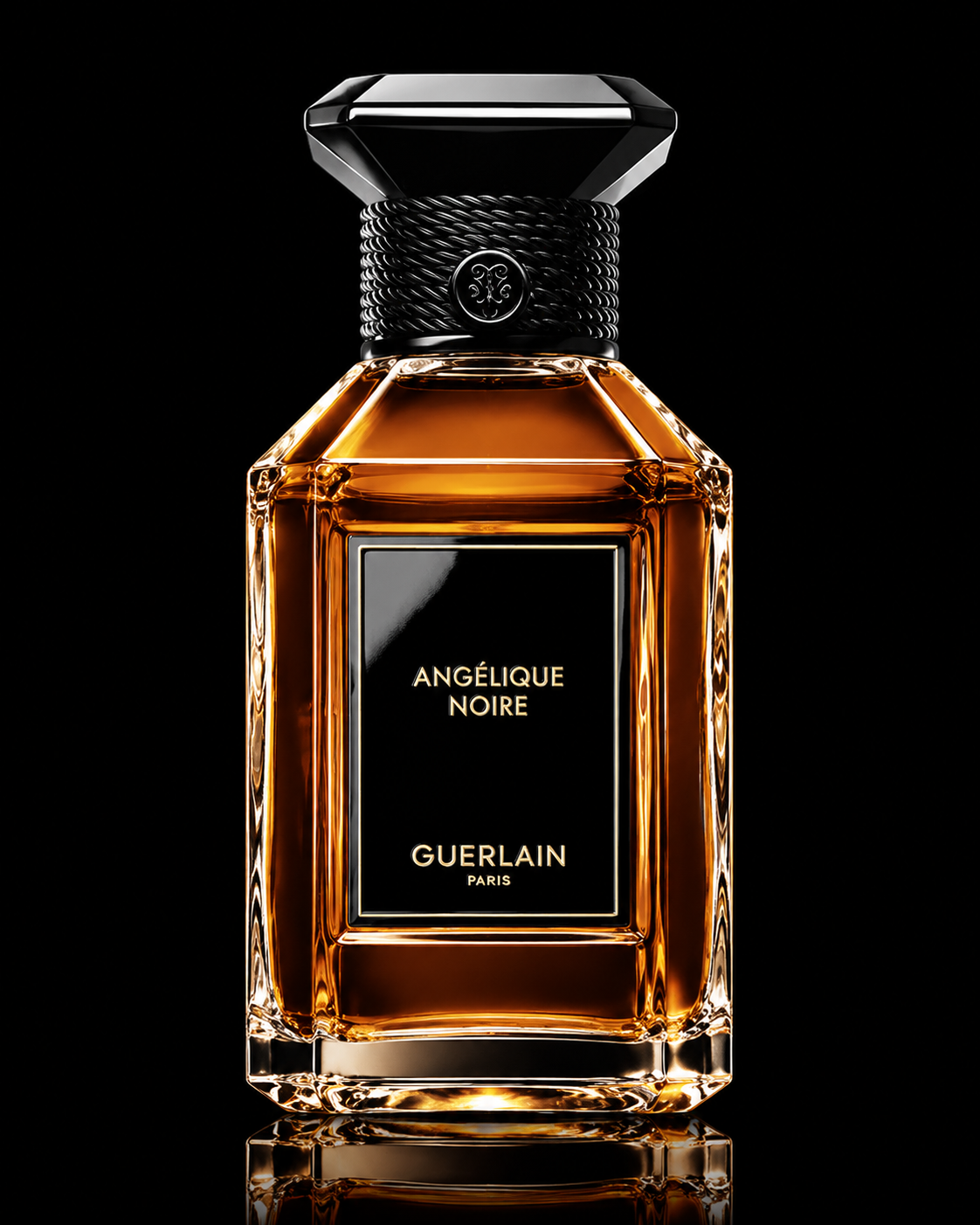 Une bouteille de parfum Guerlain Angélique Noire sur fond noir.