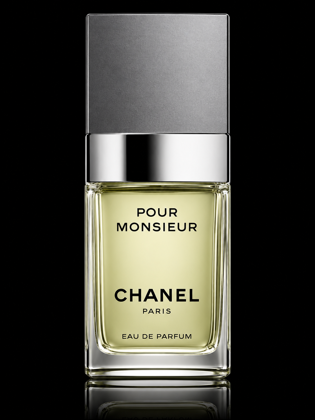 Flacon de parfum Chanel Pour Monsieur Eau de Parfum avec un capuchon en métal argenté, fond noir.
