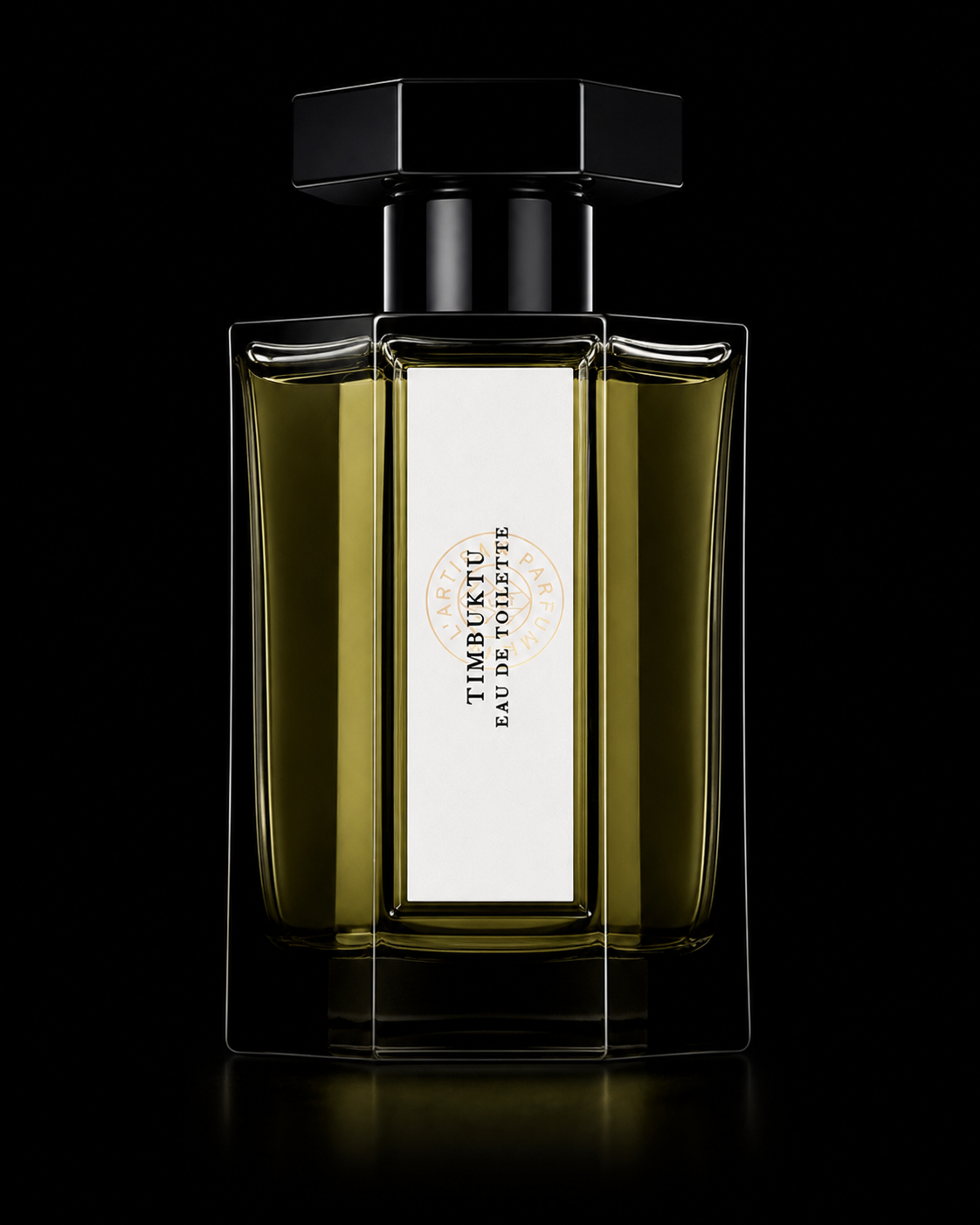 Flacon de parfum vert avec une étiquette blanche portant le texte « TIMBUKTU » et « EAU DE TOILETTE » devant un fond noir.