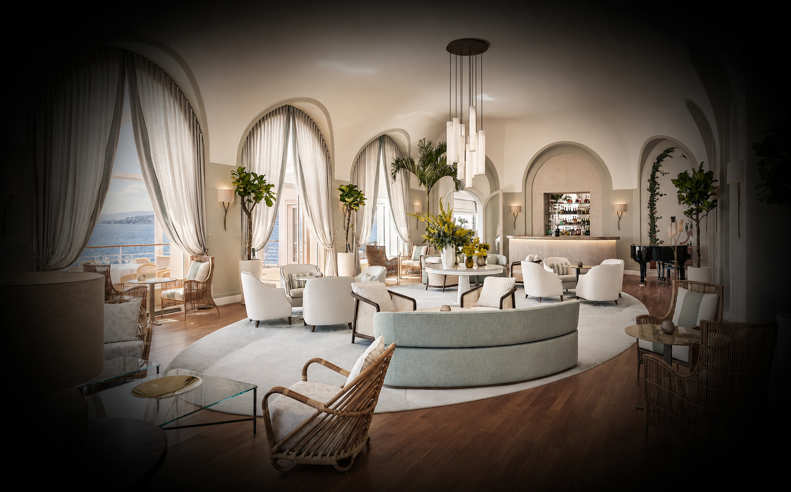 Salon élégant avec grandes fenêtres, rideaux blancs, fauteuils et canapés blancs, tables basses, plantes vertes, chandelier moderne, bar en arrière-plan, parquet en bois.