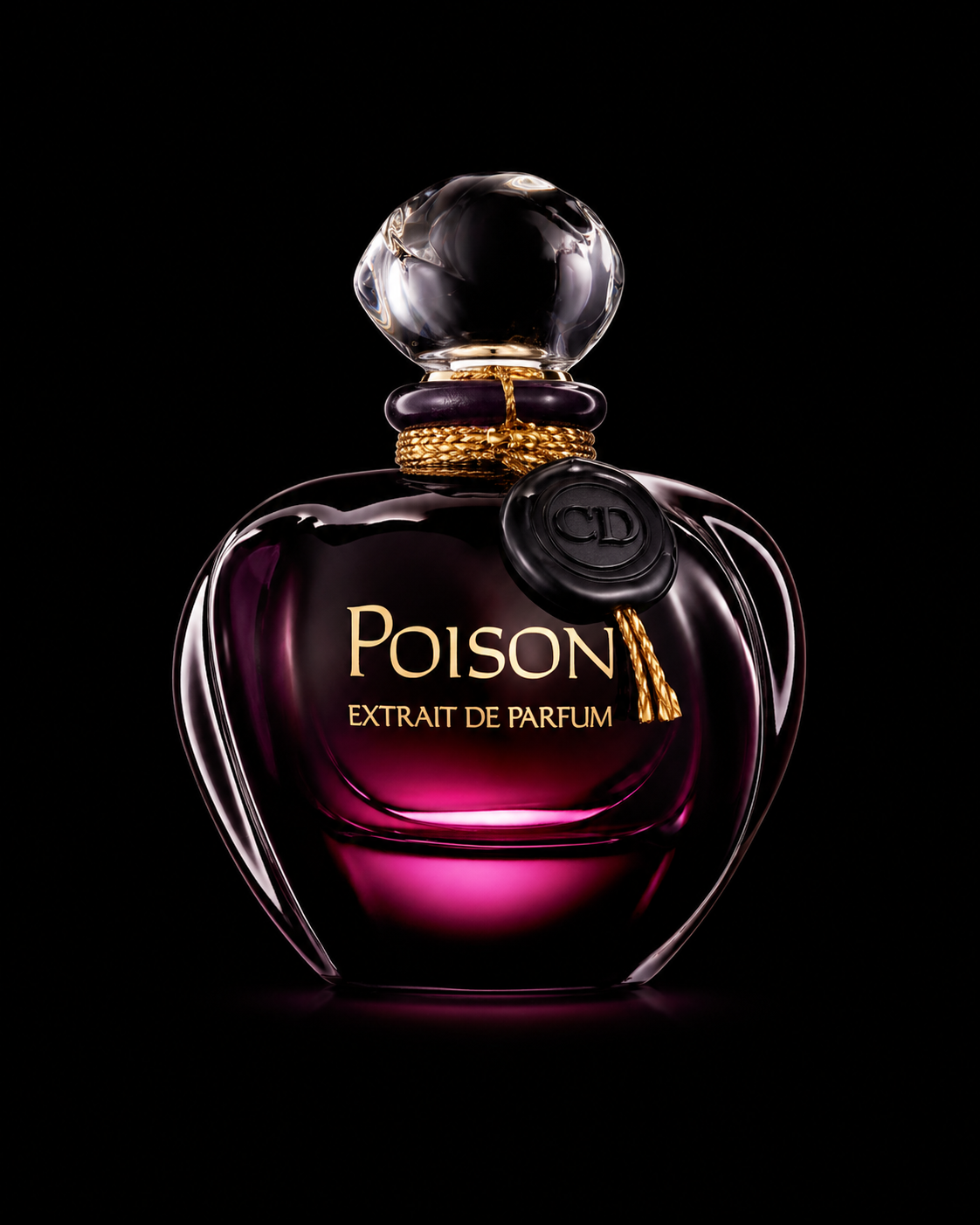 Un flacon de parfum violet foncé avec un bouchon en cristal et un étiquette noire avec un sceau en cire noire portant la lettre 'CD'. Le flacon a la mention 'Poison' et 'Extrait de Parfum' écrit en or.