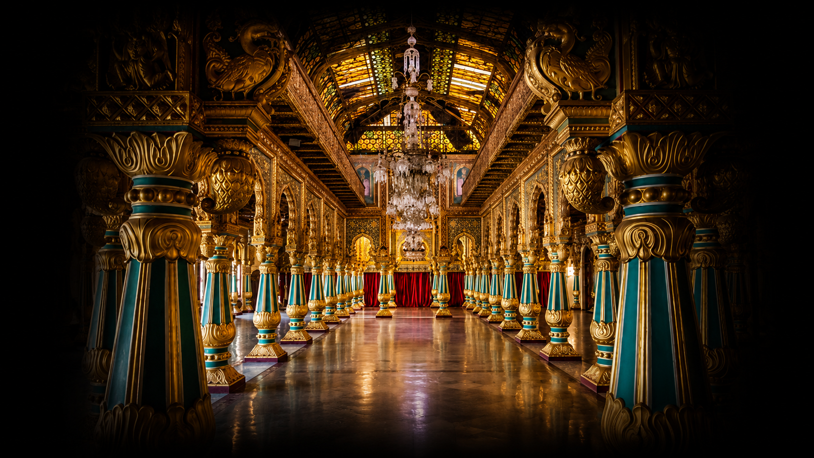 Intérieur somptueux avec colonnes en turquoise et or, chandeliers en cristal, décor doré, plafond en vitrail coloré, rideaux rouges, et altar au fond.
