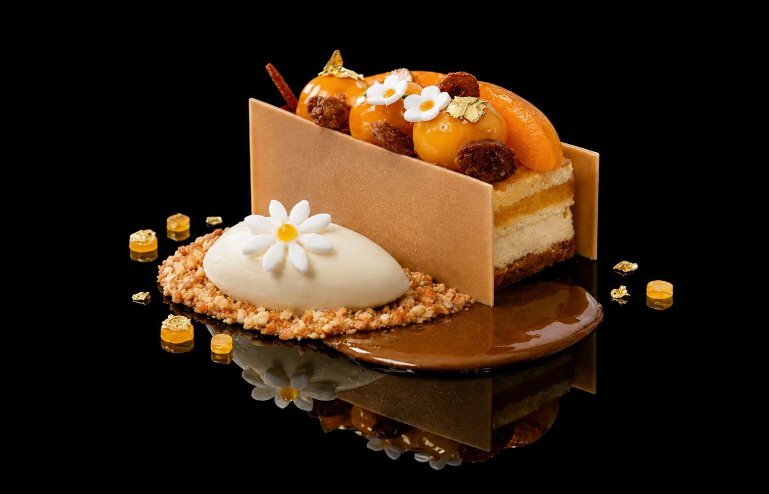 Un dessert sophistiqué avec un gâteau rectangular décoré de fruits, fleurs en chocolat, et une sauce au chocolat fondue, présenté sur fond noir.