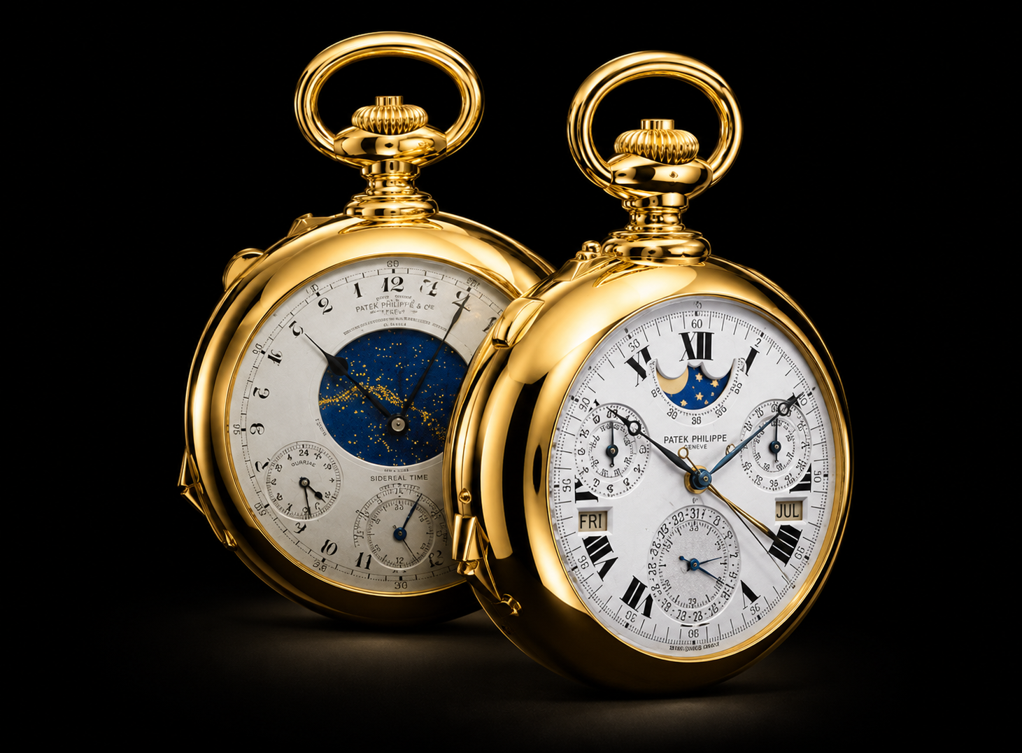 Deux montres de poche en or avec cadrans complexes, placées devant un fond noir.