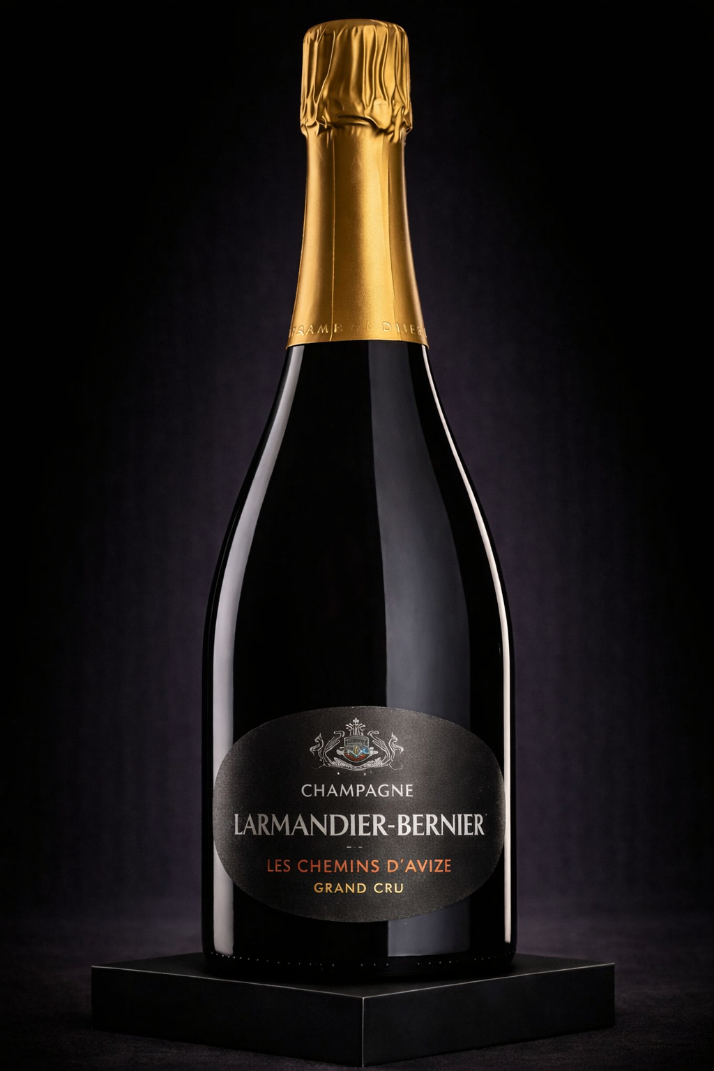 Une bouteille de champagne Larmandier-Bernier Les Chemins d'Avize Grand Cru avec un étiquette noire et un capuchon doré, positioned sur un socle noir face à un fond noir.