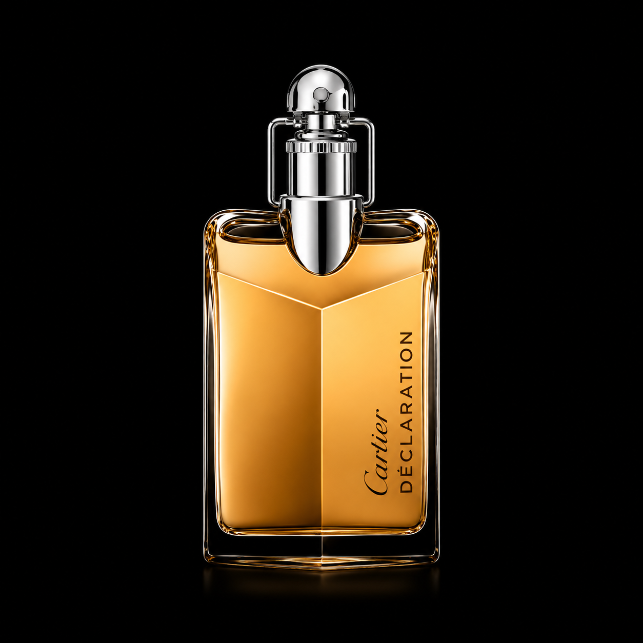 Flacon de parfum Cartier Déclaration avec une bouteille en verre rectangulaire contenant un liquide doré, un bouchon métallique argenté, sur fond noir.