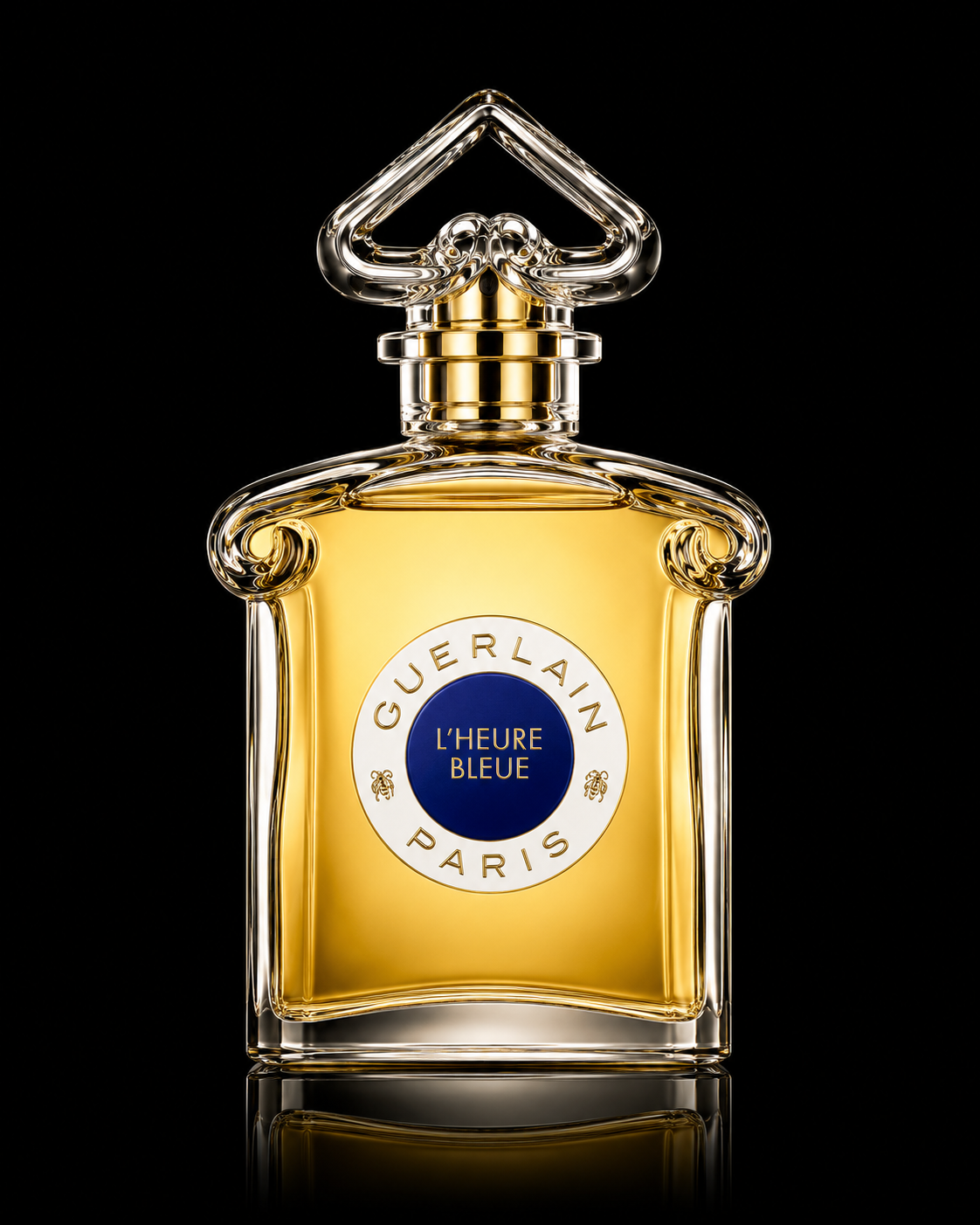 Bouteille de parfum Guerlain L'Heure Bleue avec un design en verre transparent et doré, ornée d'un capuchon en forme de cœur en verre clair, sur un fond noir.