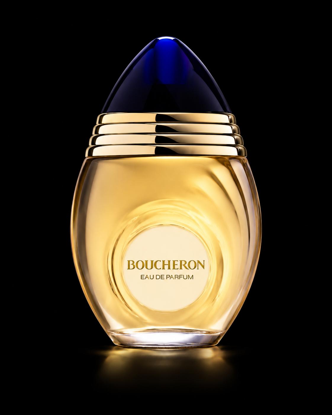 Flacon de parfum Boucheron Eau de Parfum avec un design élégant, orné d'un capuchon bleu foncé, présenté contre un fond noir.